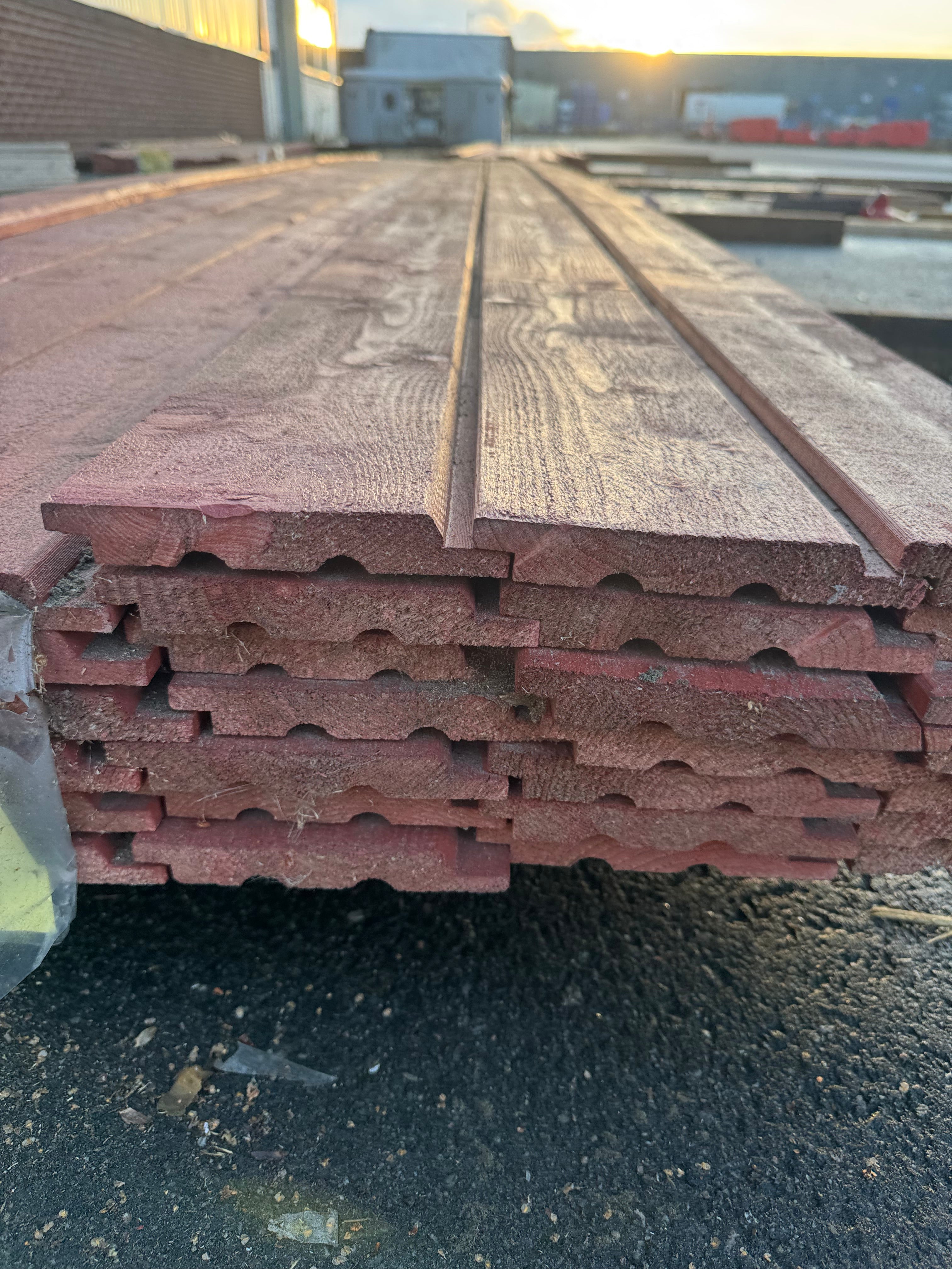 Paket Ytterpanel Falsad Enkelfas 21x147 mm – 46 st (5,10 m, Brandröd)