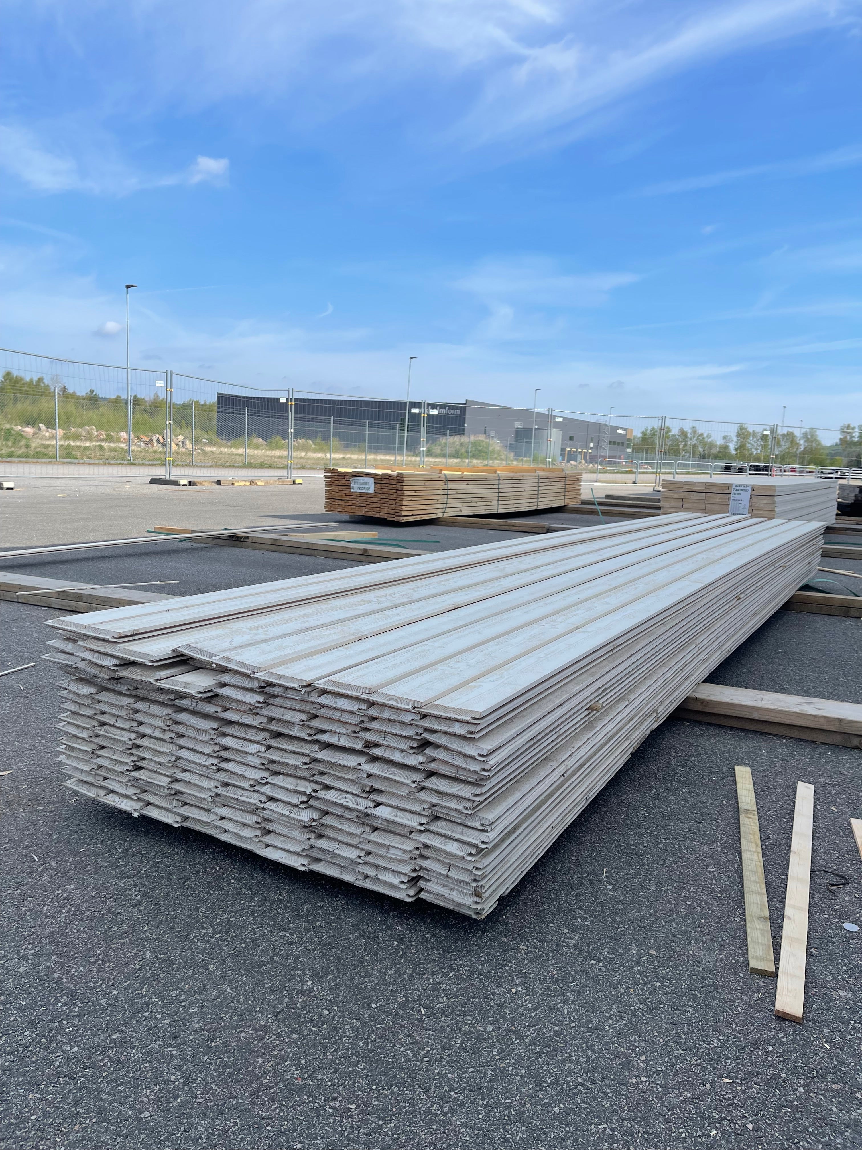 Paket Enkelfaspanel Vit 22x120 mm – 5,40 m – 137 st Vattenskadat