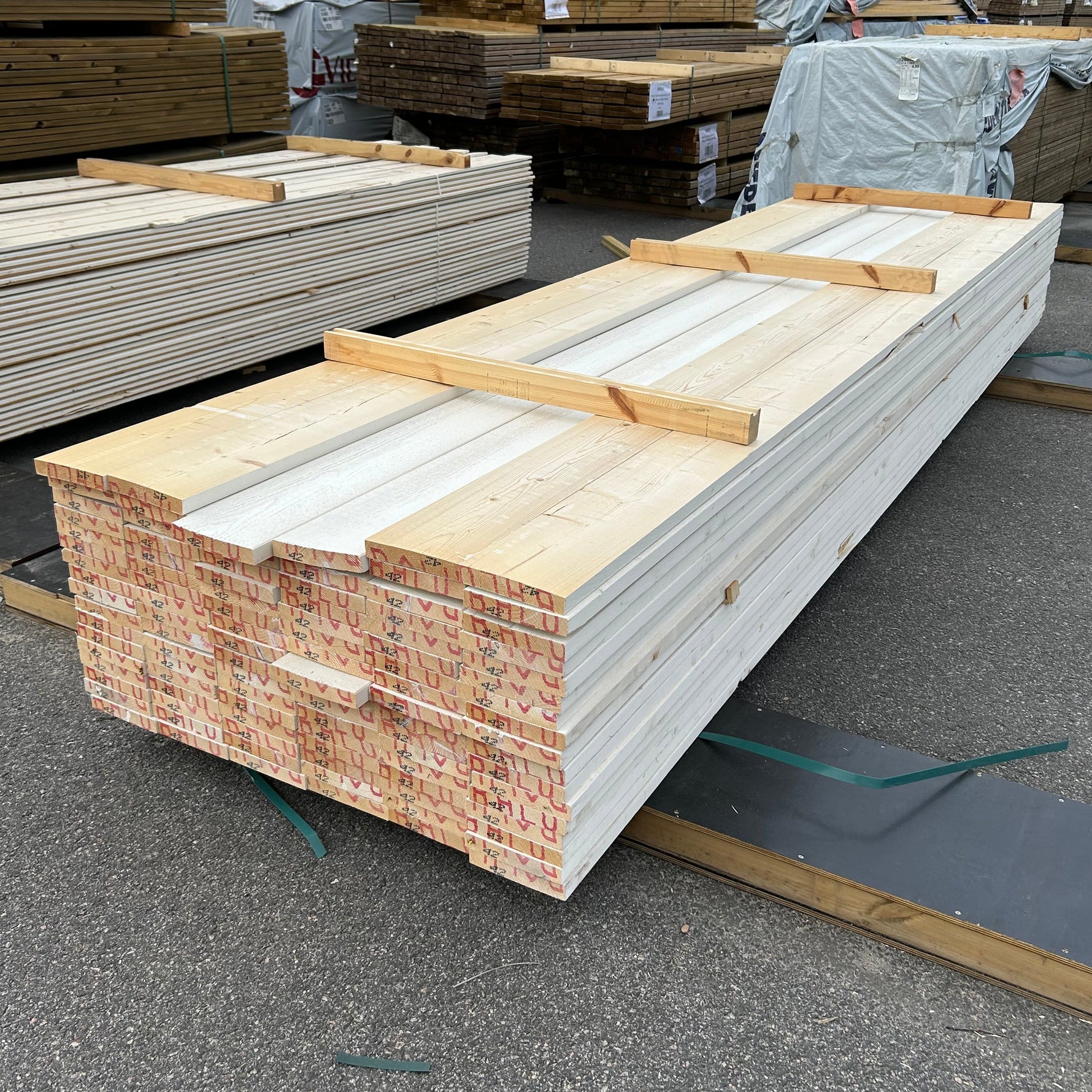 Paket Finsågade Brädor 28x170mm 4,20m 100st Grundmålade