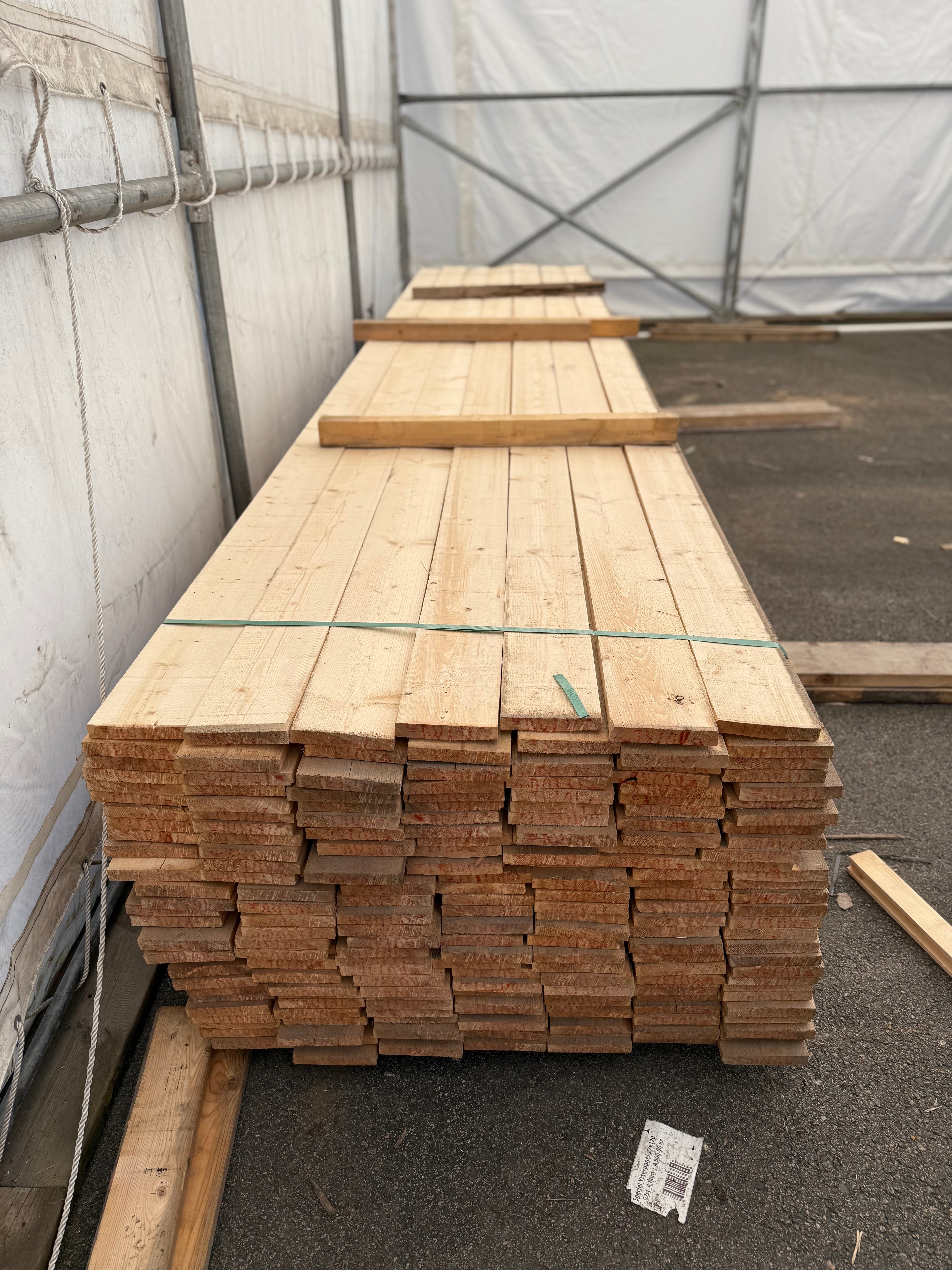 Paket Råsågade Brädor 23x150mm 5.40m 196st OBS! Revor