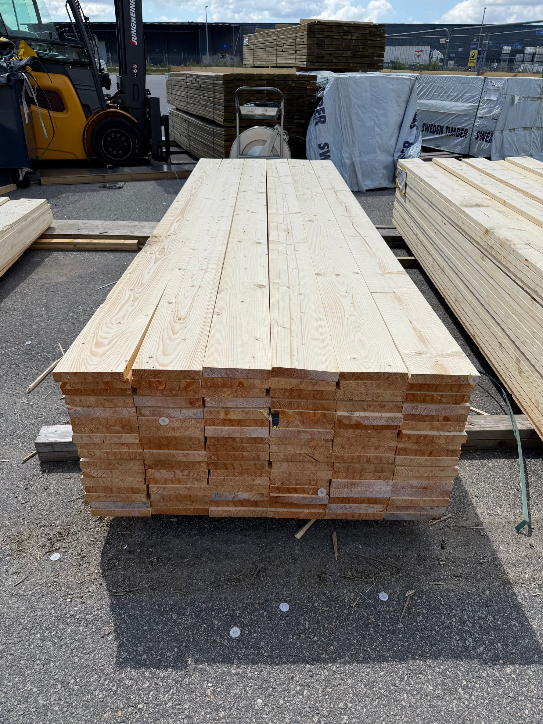 Paket Finsågade Brädor 28x170mm, 102st 3,30m