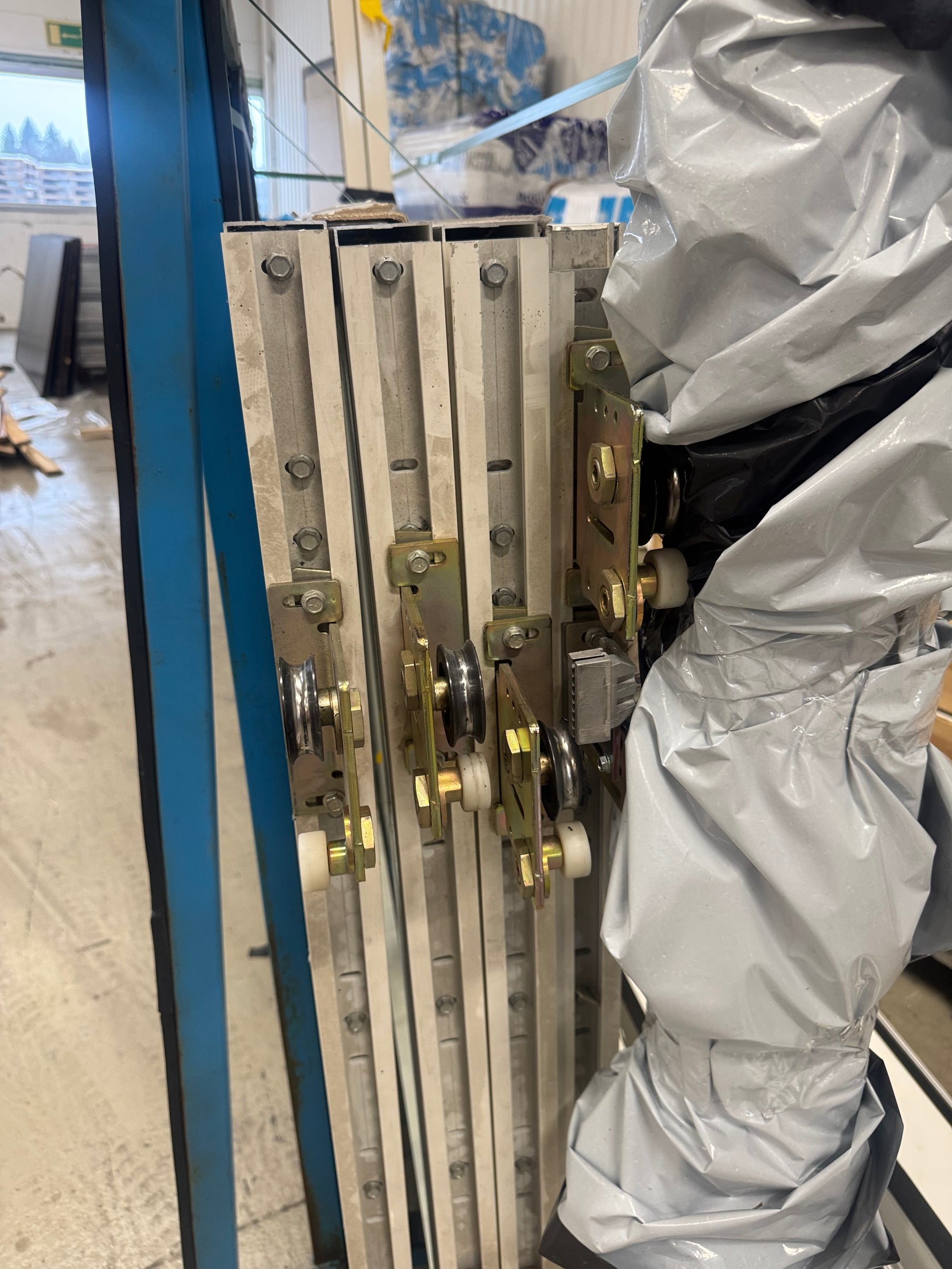 2 st Entréskjutparti – Besam (ASSA Abloy) - Spirec
