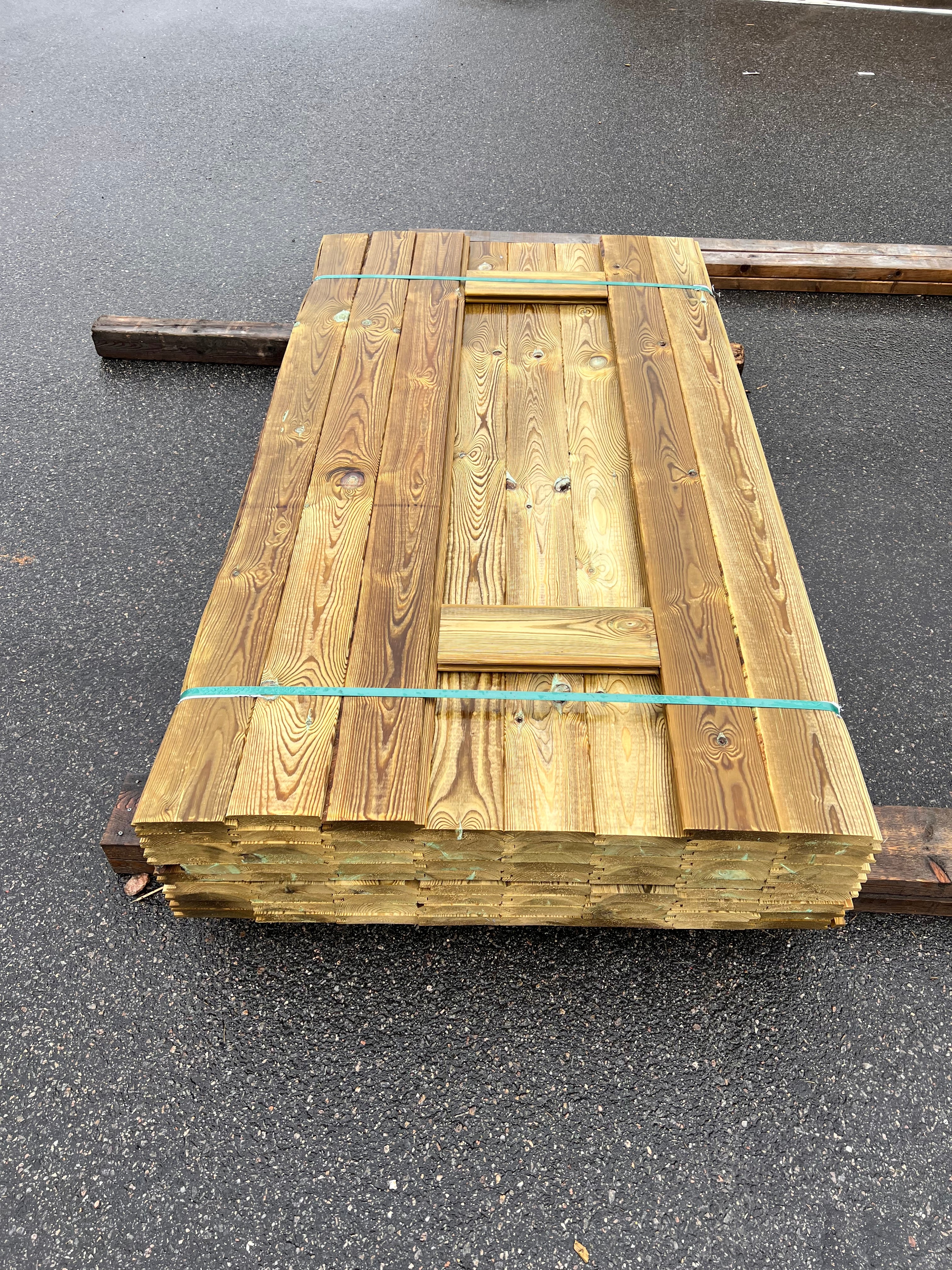 Paket Spontad Panel Hyvlad 28x145mm – 77 st (2,0 m, Tryckimpregnerad, B-sort)