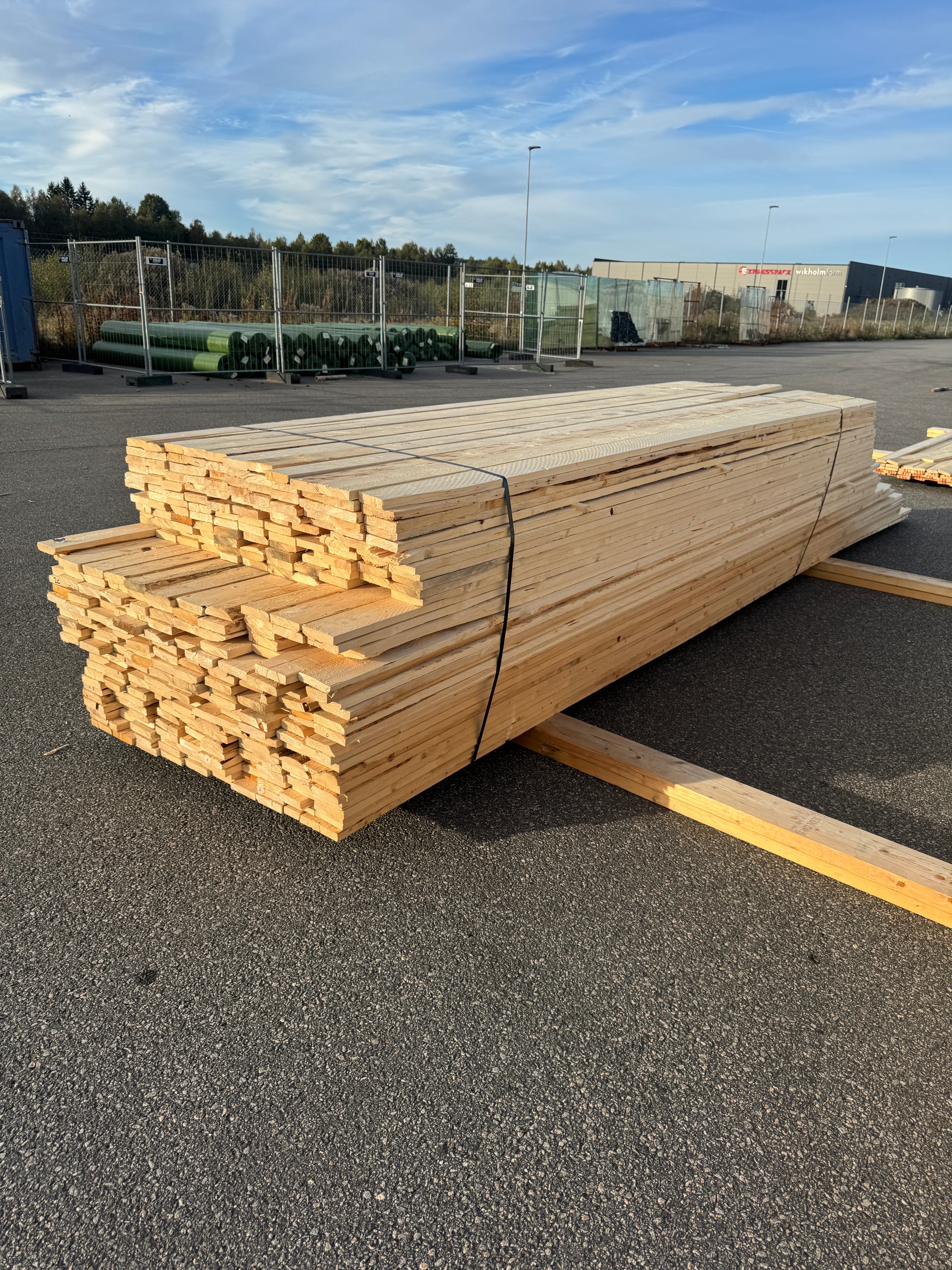 Paket Brädor 22x100mm Råsågad – 365 st (3,6–5,4 m, gran, obehandlad)