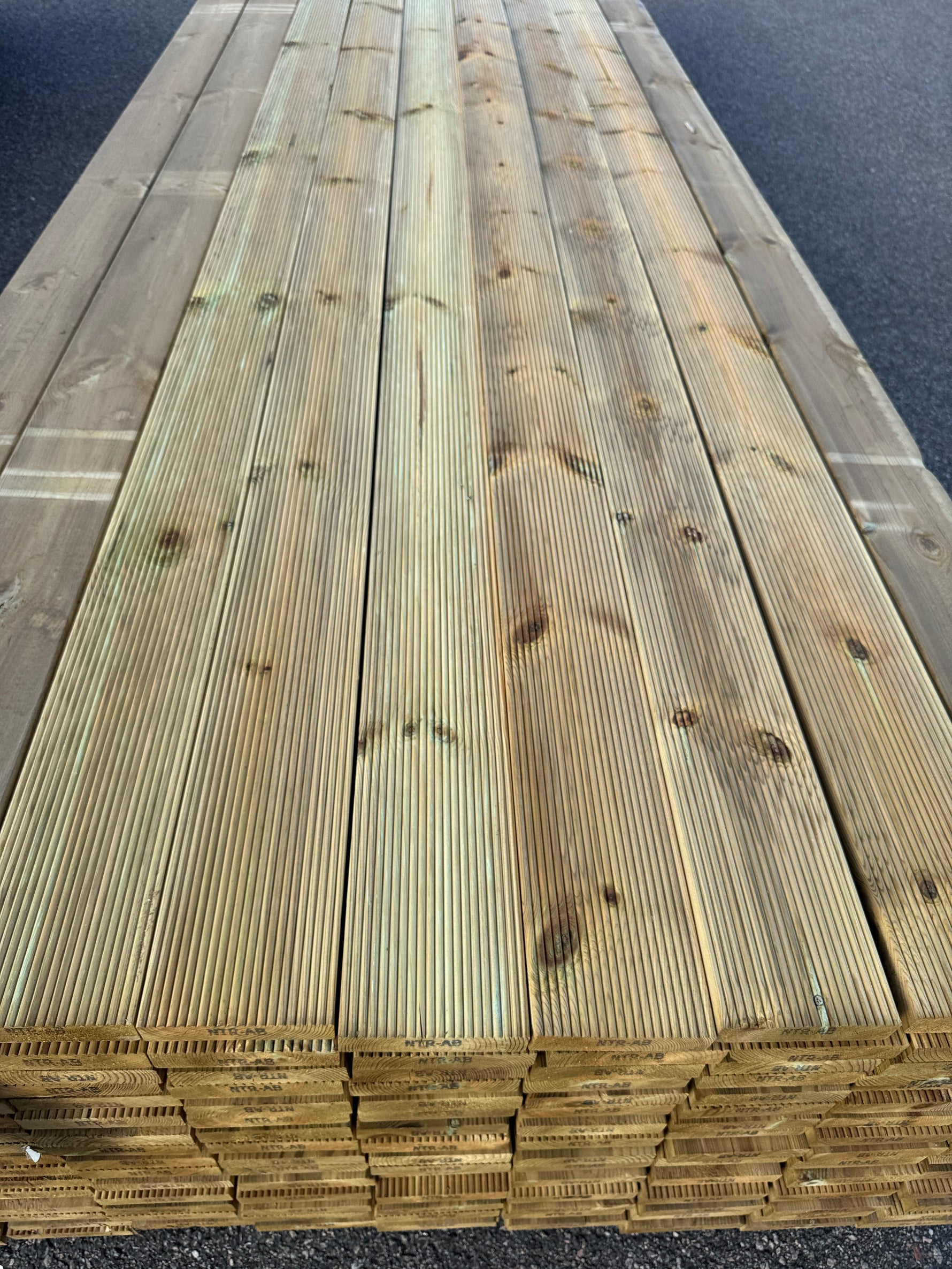 Paket Rillad Trall 28x120 – 144st – 4.20 m – NTR AB A-sortering
