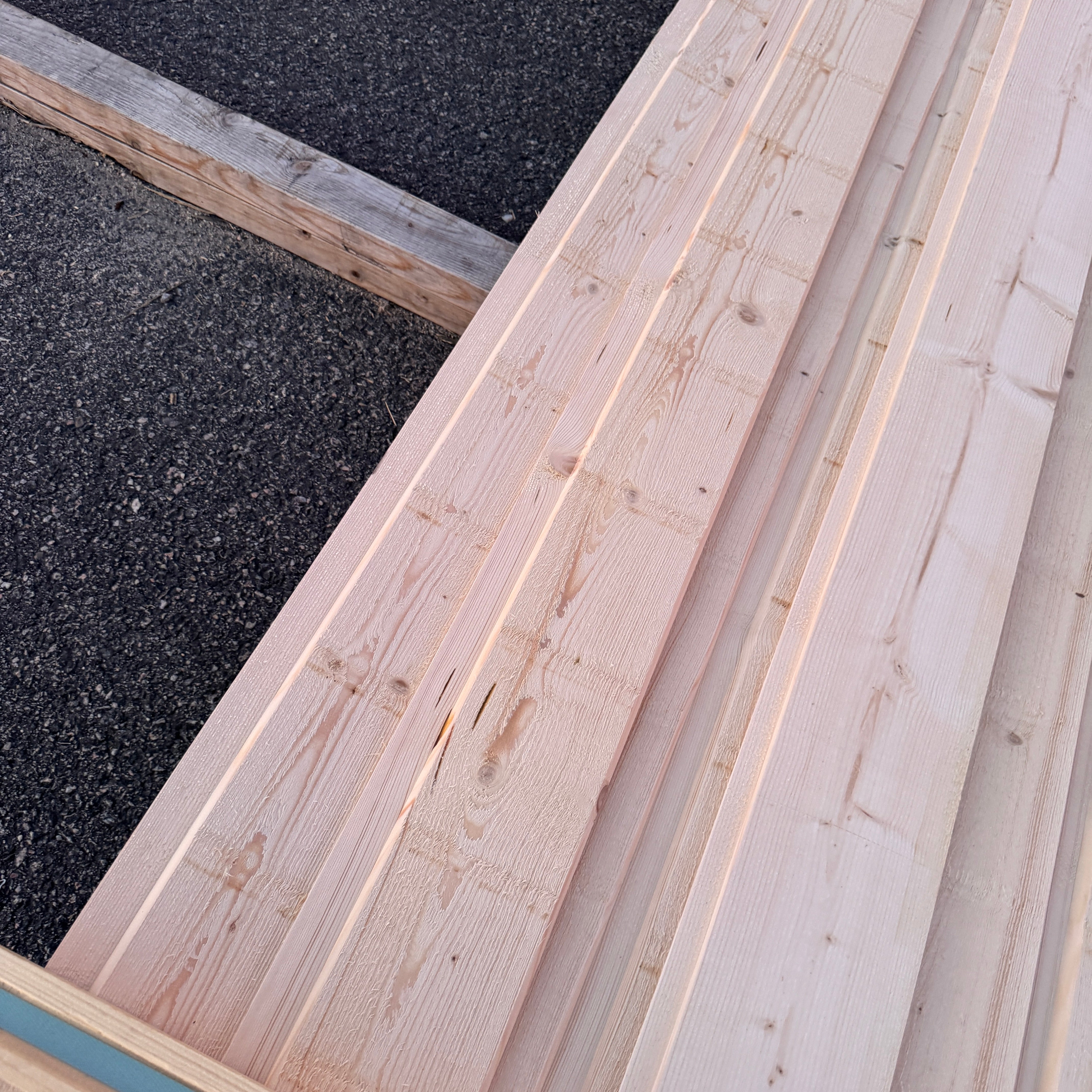 Paket Ytterpanel 22x145mm Falsad Spårpanel – 32 st 5,40 m (revor, obehandlad)