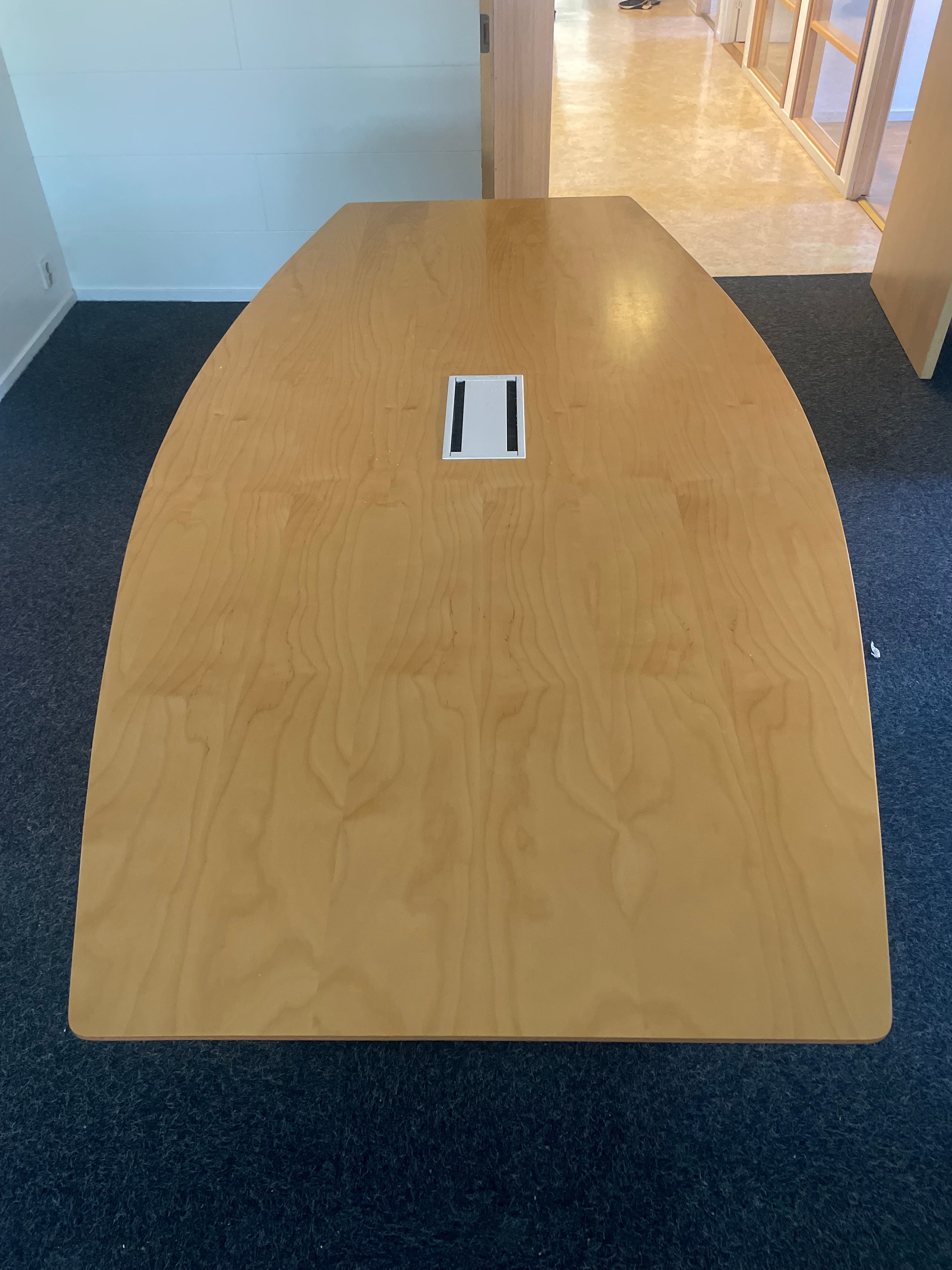 Konferensbord med 8 klädda stolar