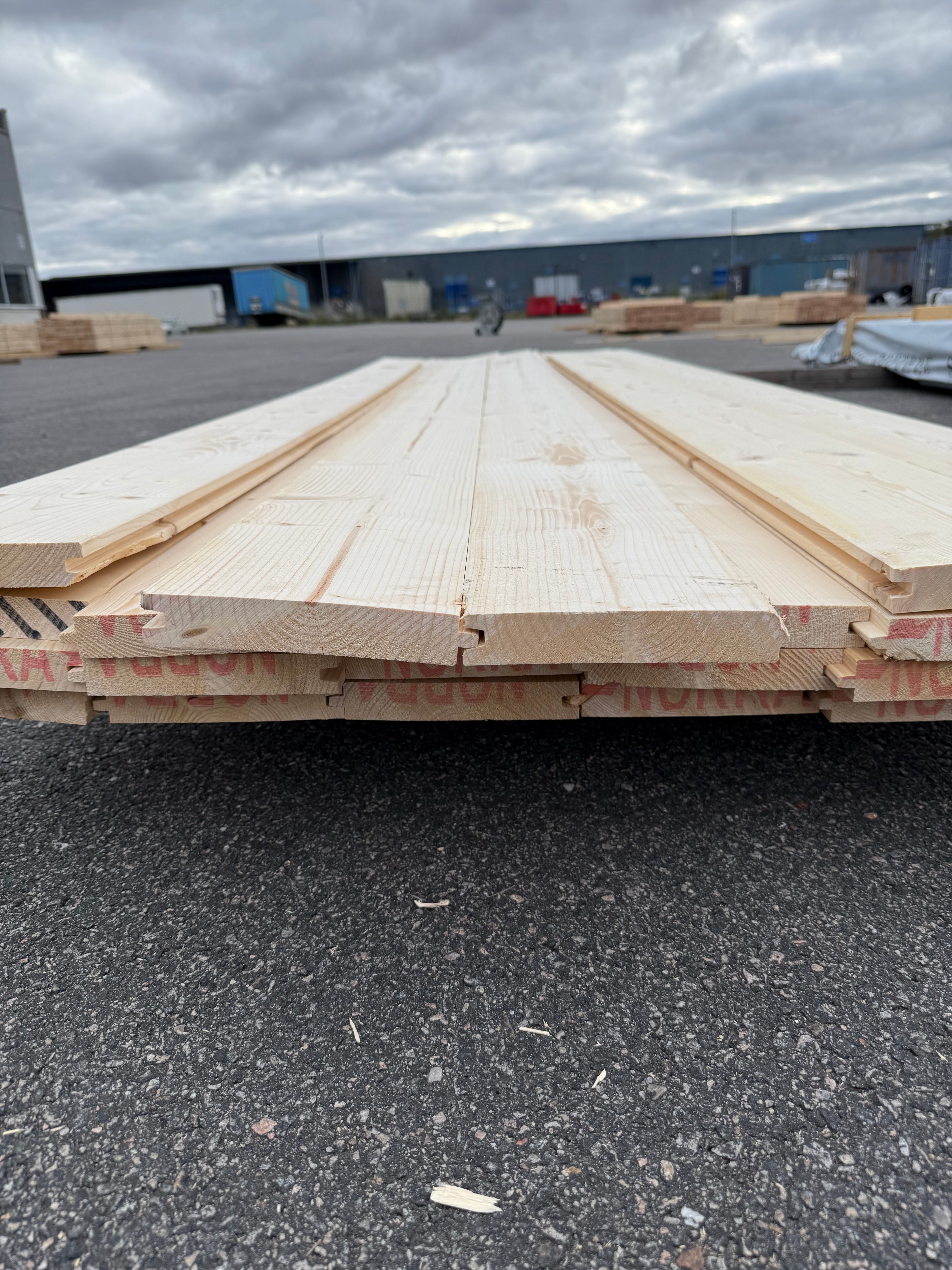 Paket Panel Turbofas utan spår 29x170mm – 23 st (3,30–4,20 m, gran, utskott)