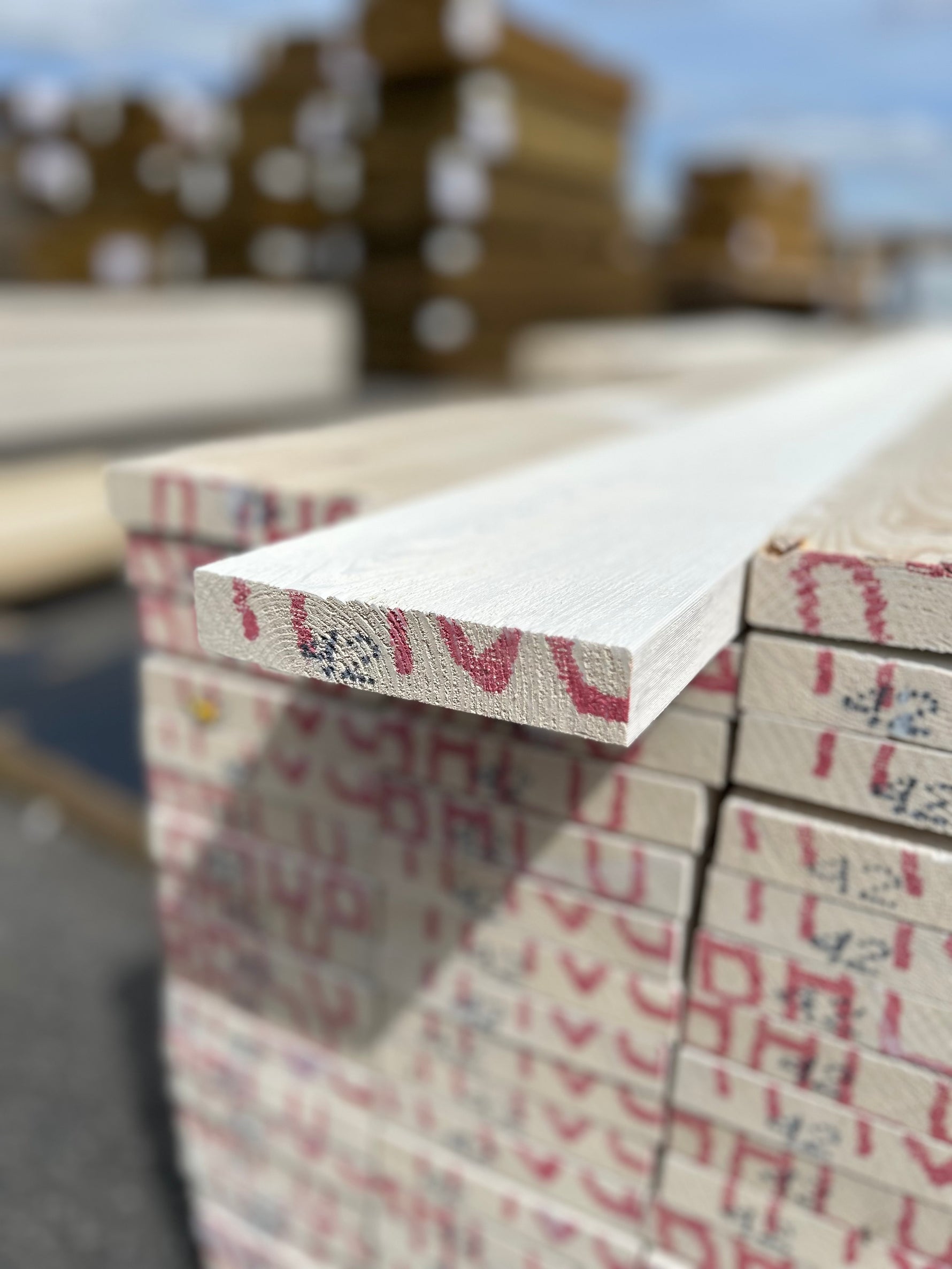 Paket Finsågade Brädor 28x145mm 133st 4.20m Grundmålad