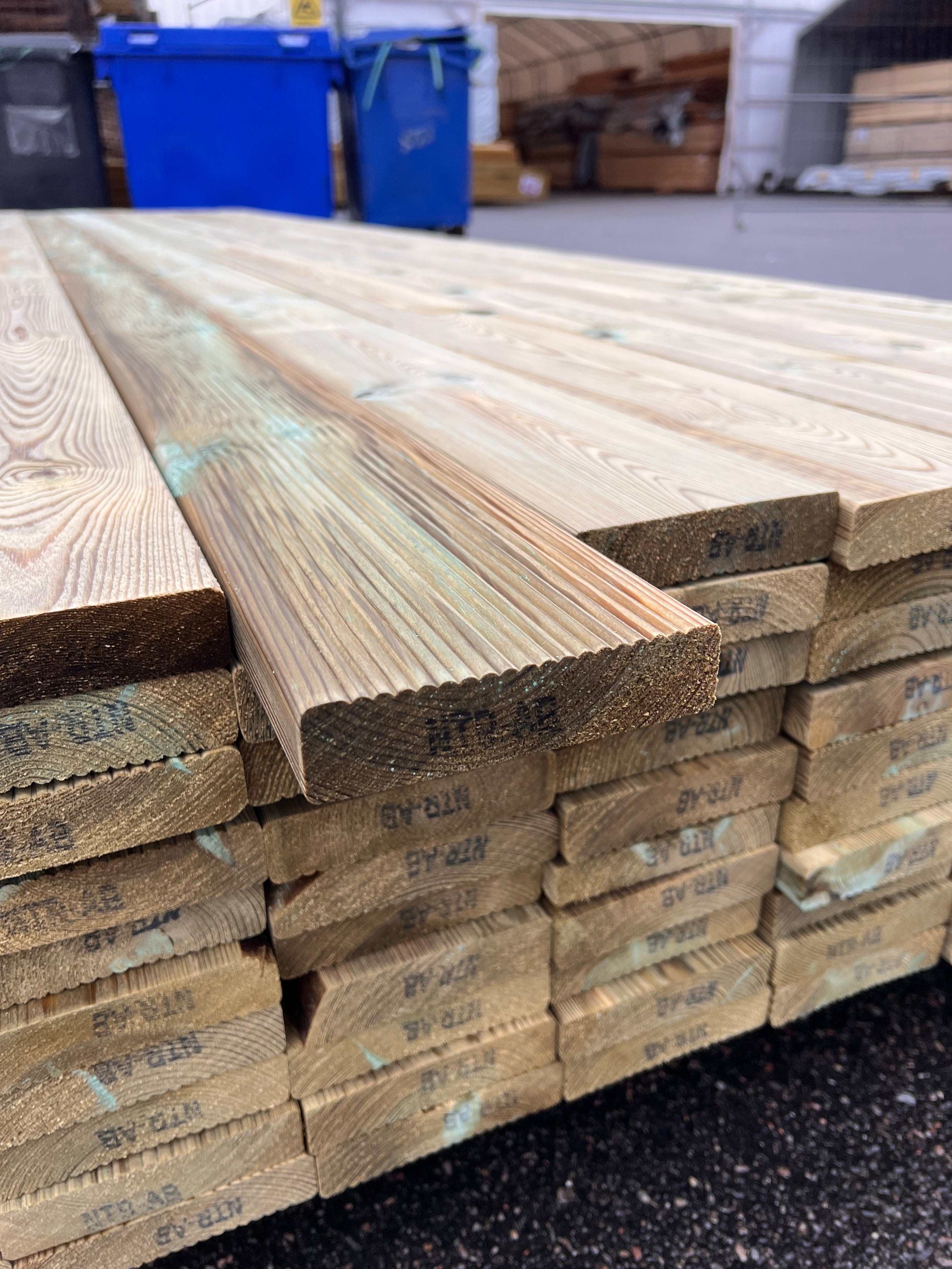 Rillad Trall Tryckimpregnerad 28x120mm – (4,20 m, Furu, B-sortering)