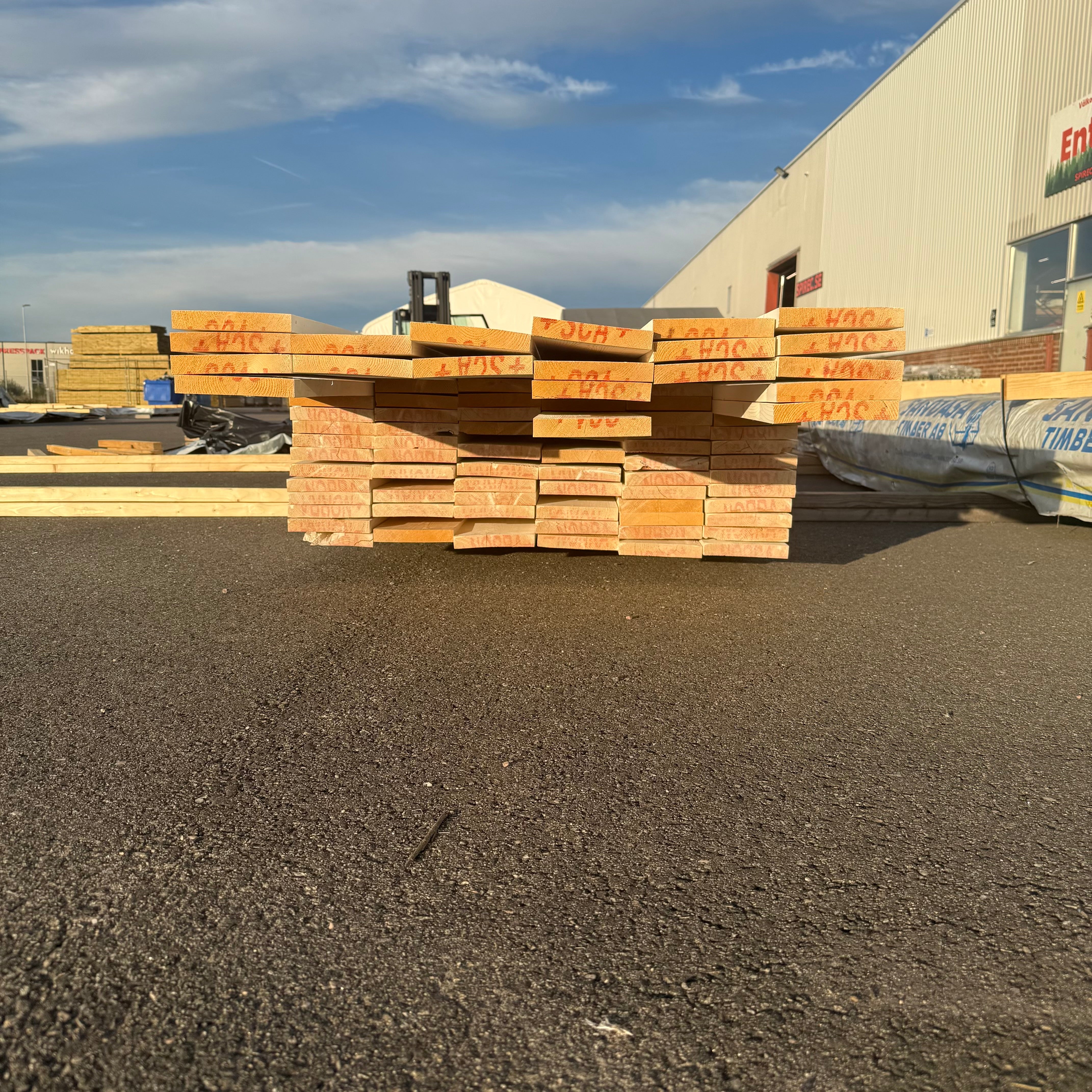 Paket Hyvlad Panel 28x170mm Vit – 90 st (4,8–5,4 m, gran, grundmålad)