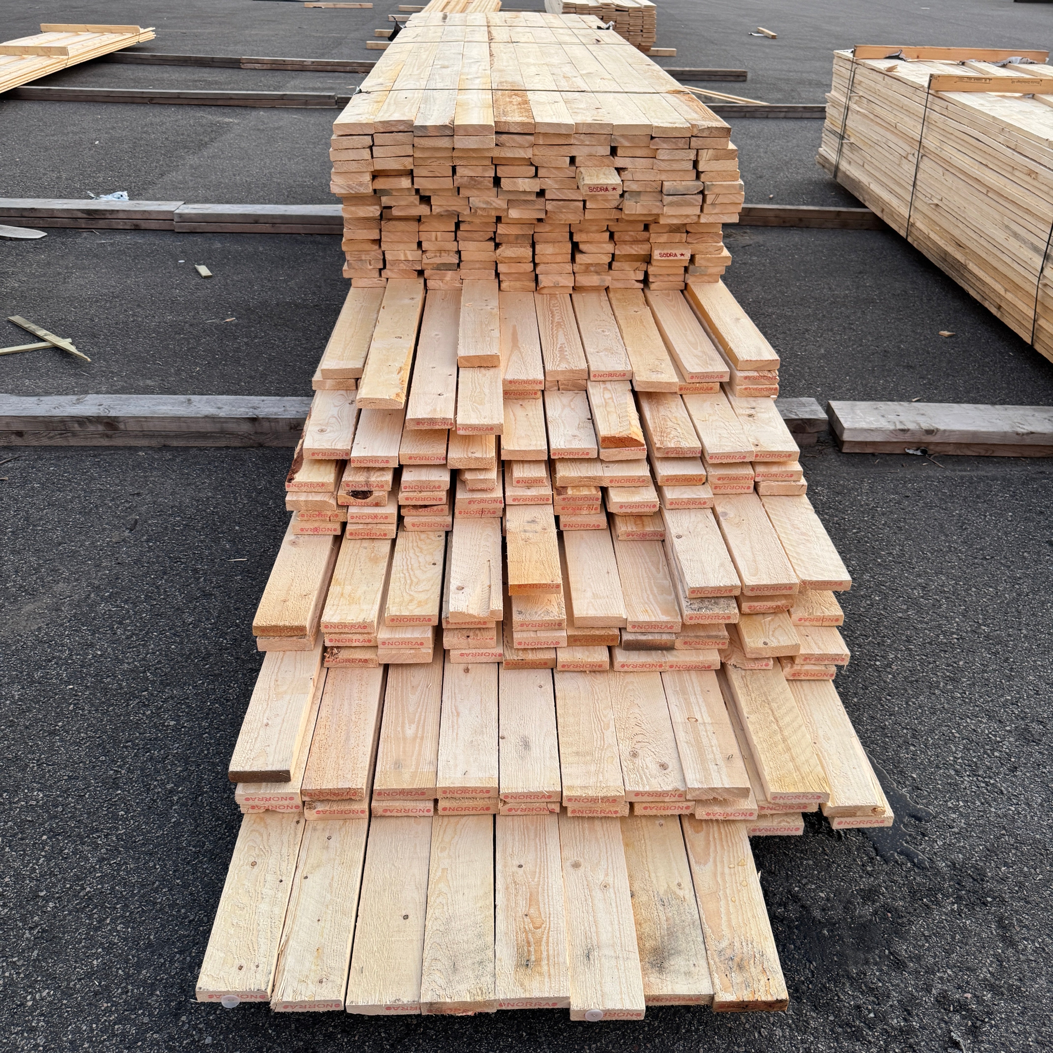 Paket Brädor 25x100mm Råsågad – 294 st (3,6–5,4 m, gran, obehandlad)