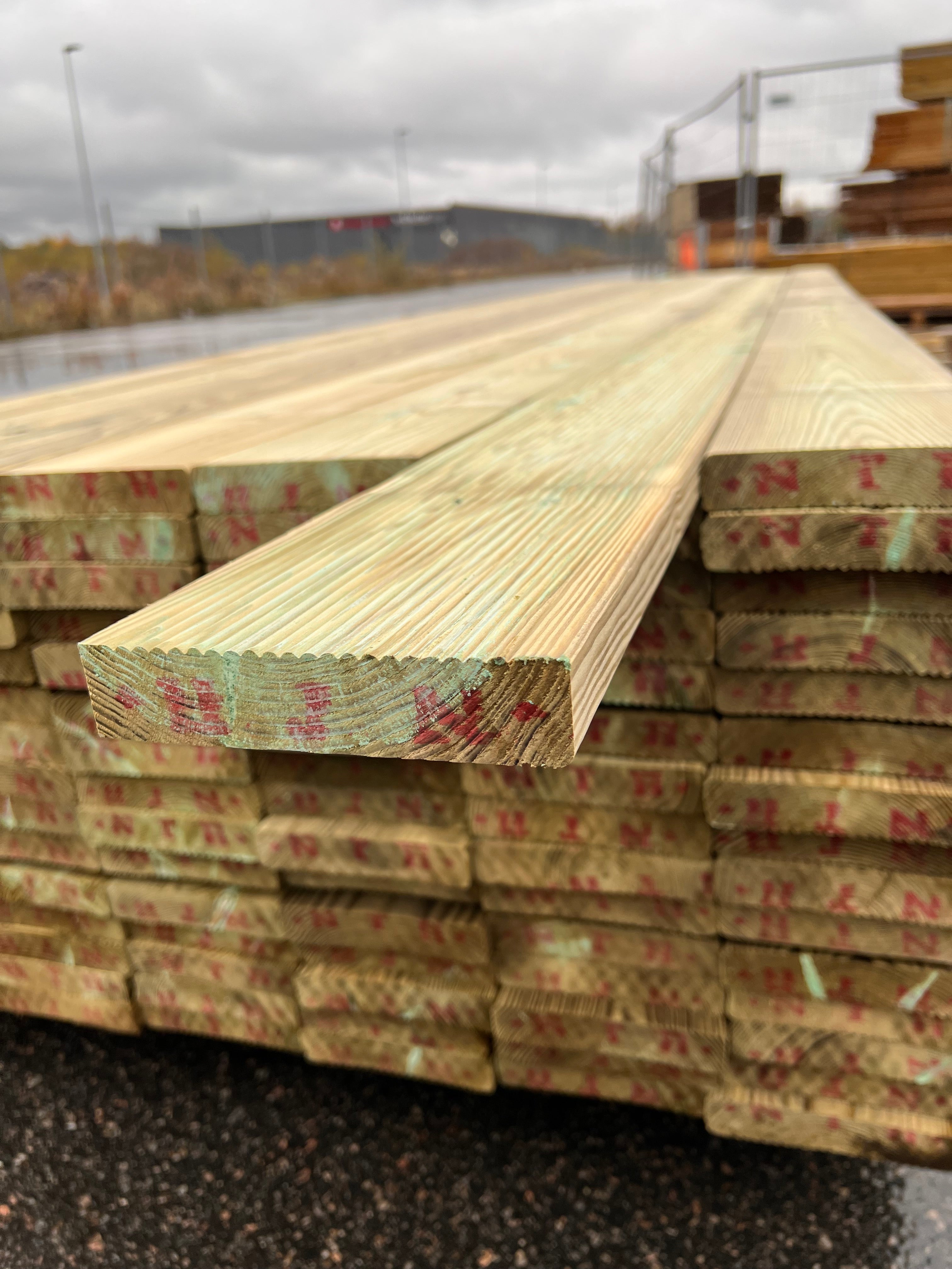 Paket Trall Rillad 28x145mm – 105 st 4.20m Tryckimpregnerad B-sort