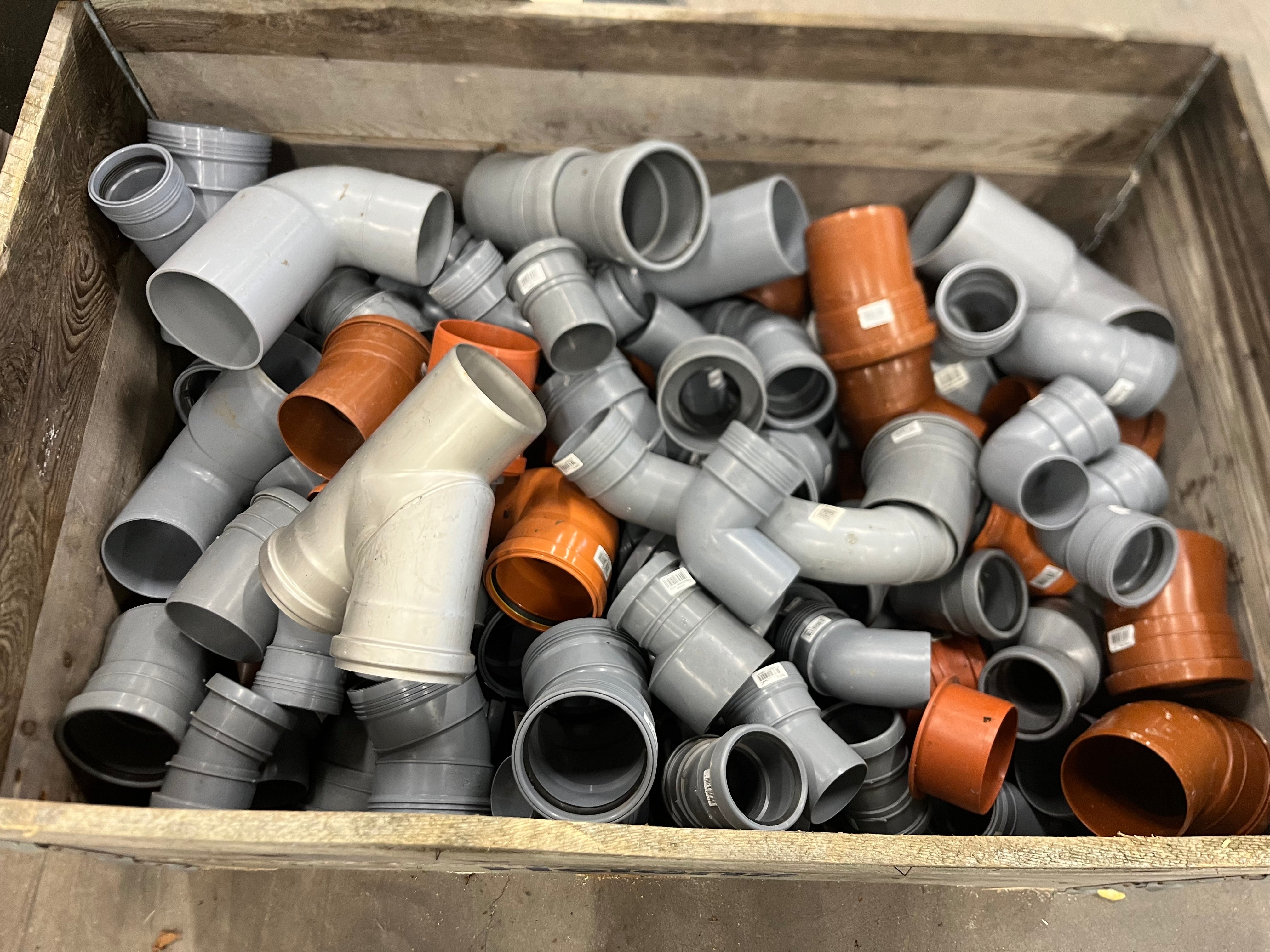 Parti med rördelar till markavlopp