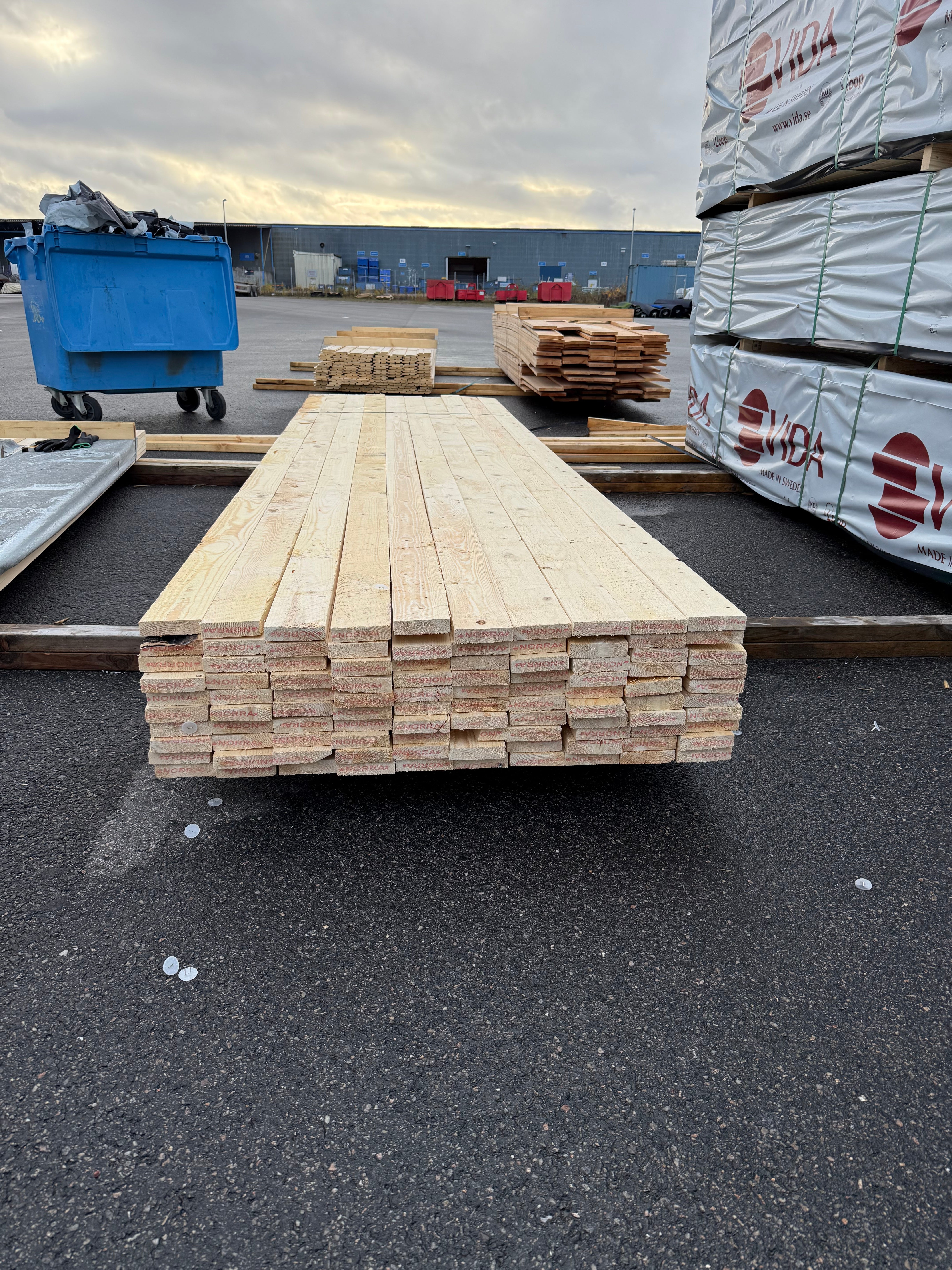 Paket Brädor Råsågade 25x100mm – 82st (3,60 m, Gran, Vankant/Bark)