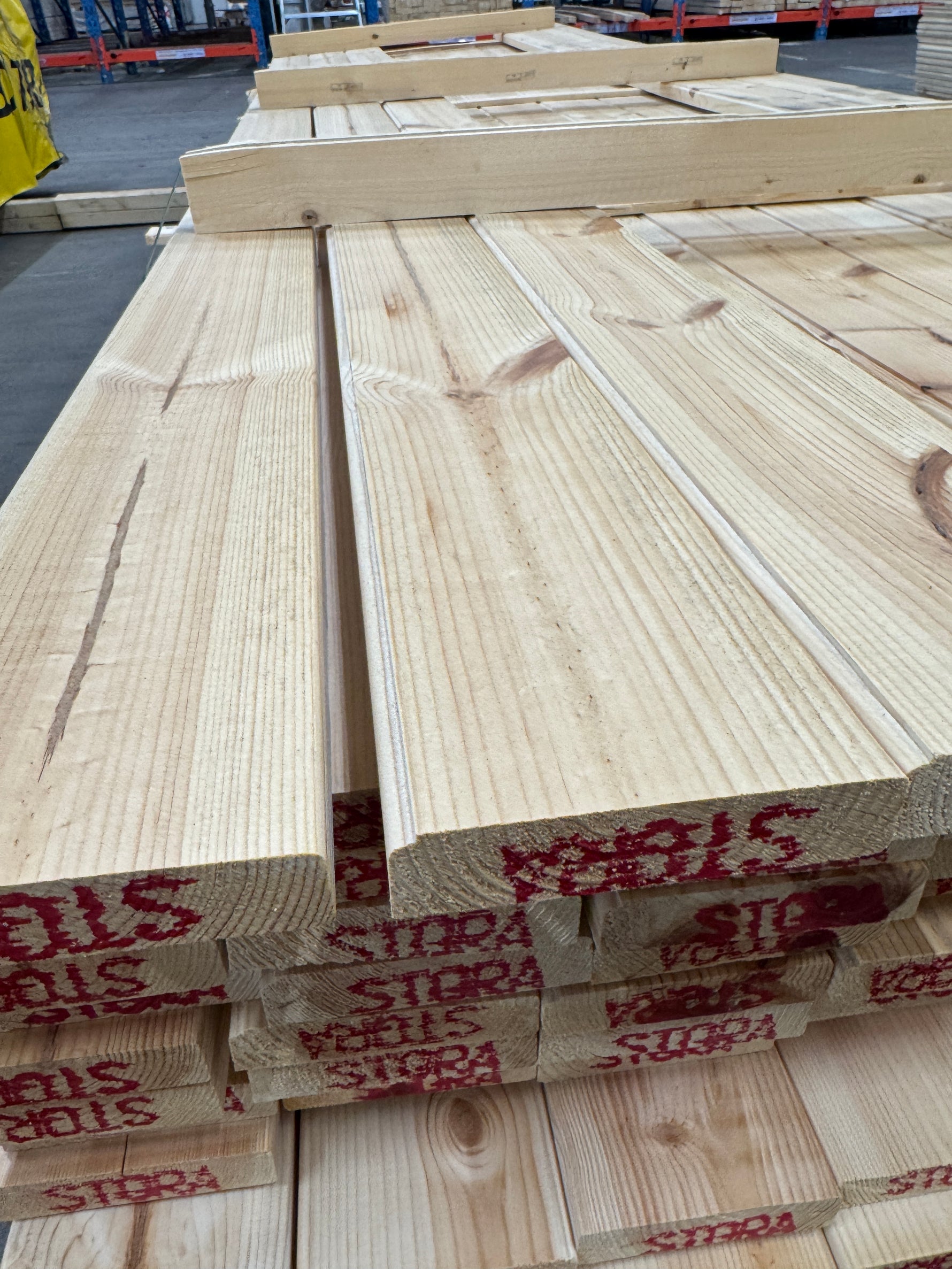 Paket Hyvlade Brädor 28x120mm 3,60m – 95 st Felhyvlade