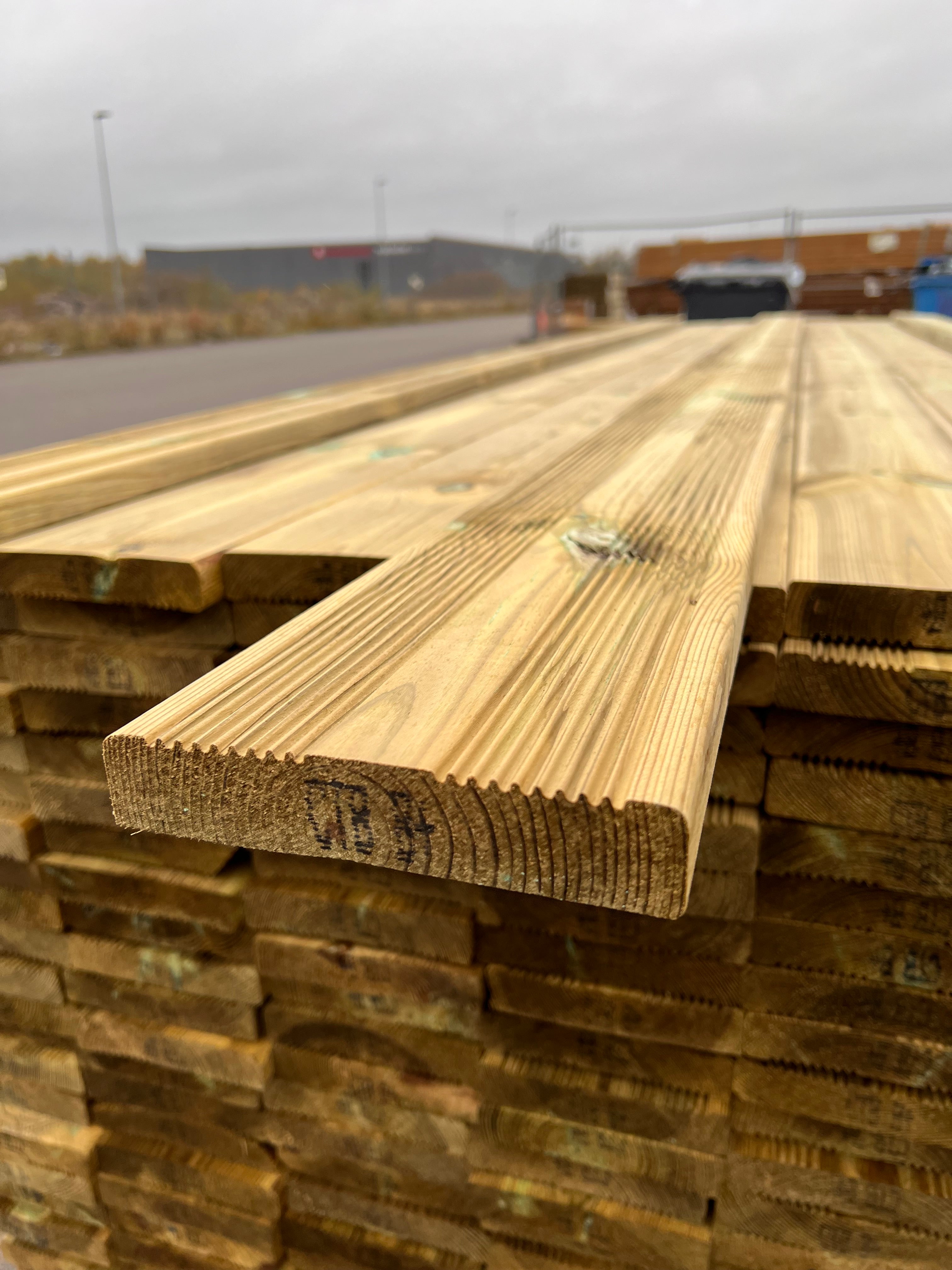 Tryckimpregnerad Rillad Trall 27x145 3,60 m – 206 st (B-sortering)