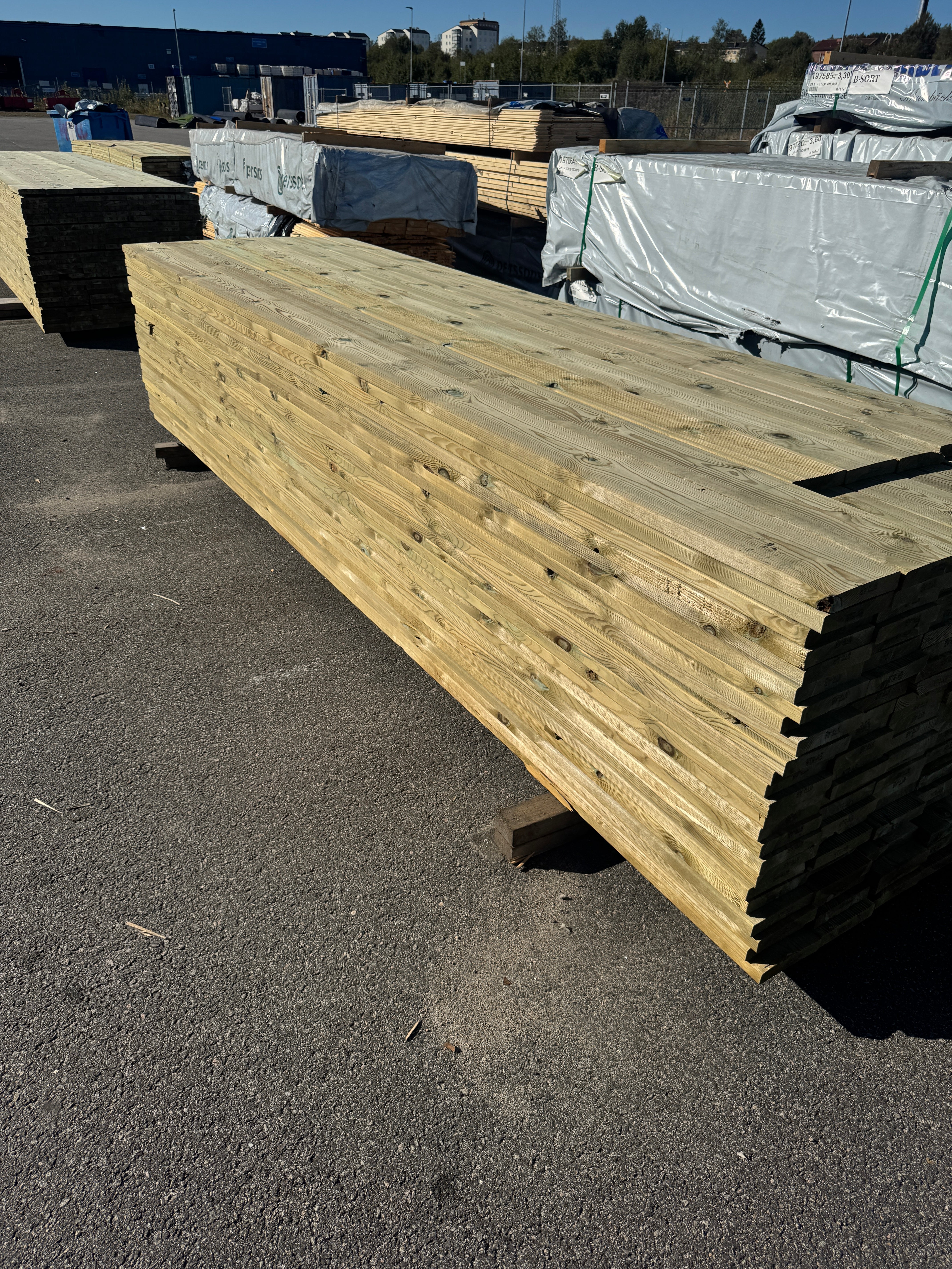 Paket Rillad Trall 28x145mm – 168 st (3,30–3,60 m, furu, NTR AB, B-sort)