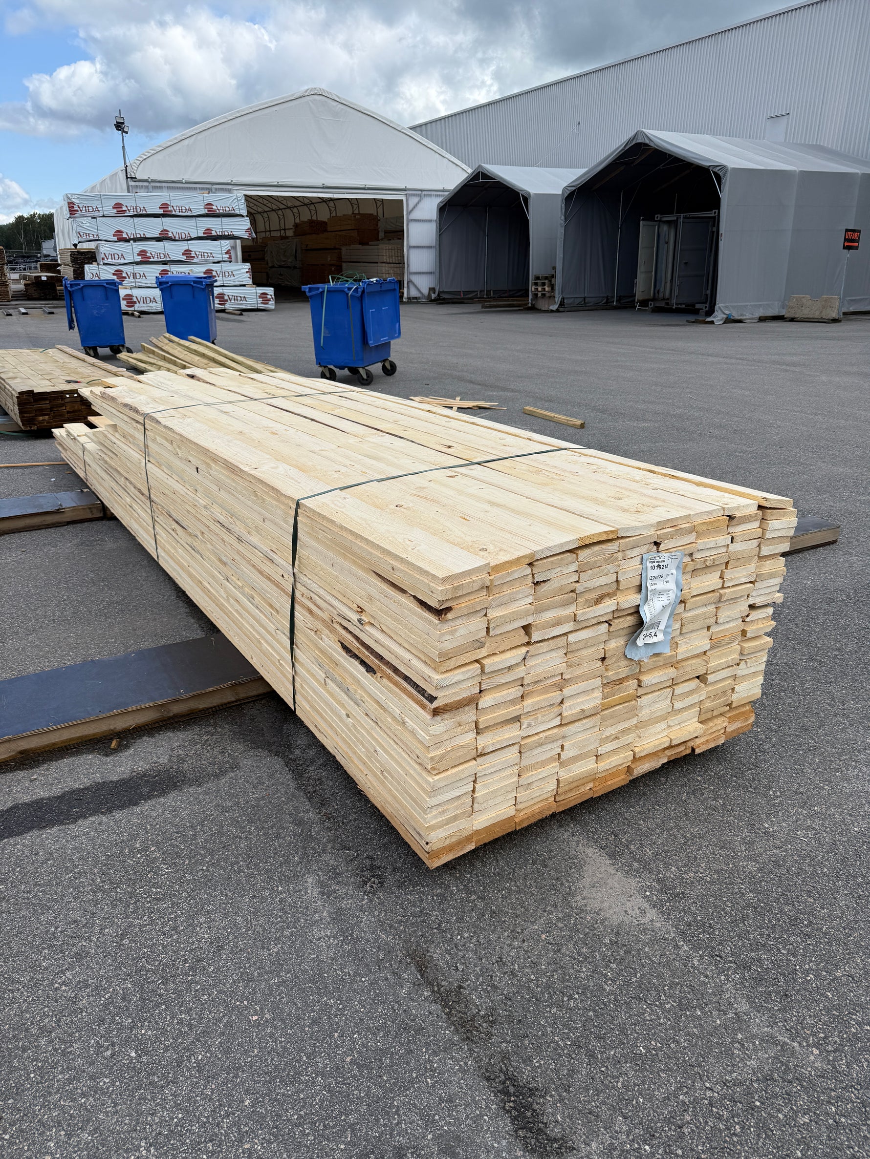 Paket Råsågade Brädor 22×125 mm – 261 st (2,40-5,40m)