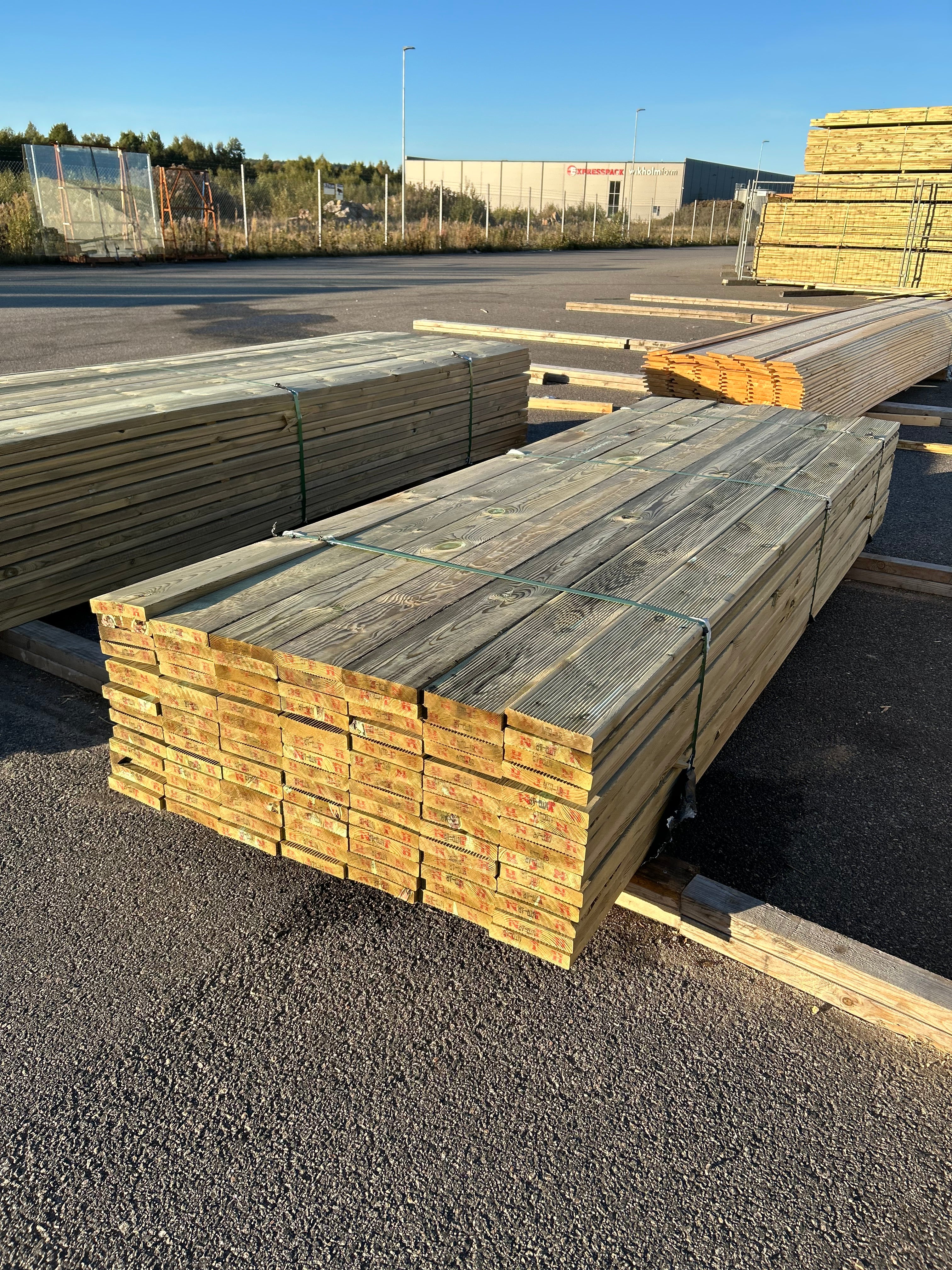 Paket Rillad Trall 28x145mm – 98 st (3,00 m, furu, NTR AB, B-sort)