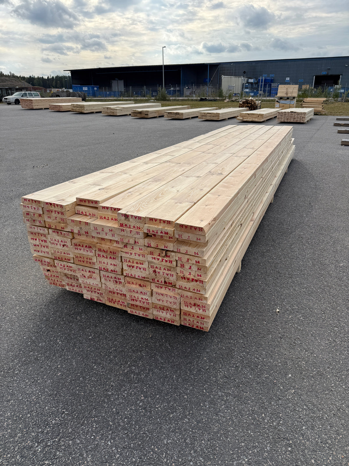 Paket Hyvlade Furu Brädor 36x148mm 4,80–5,40m – 105st (Andra sortering)