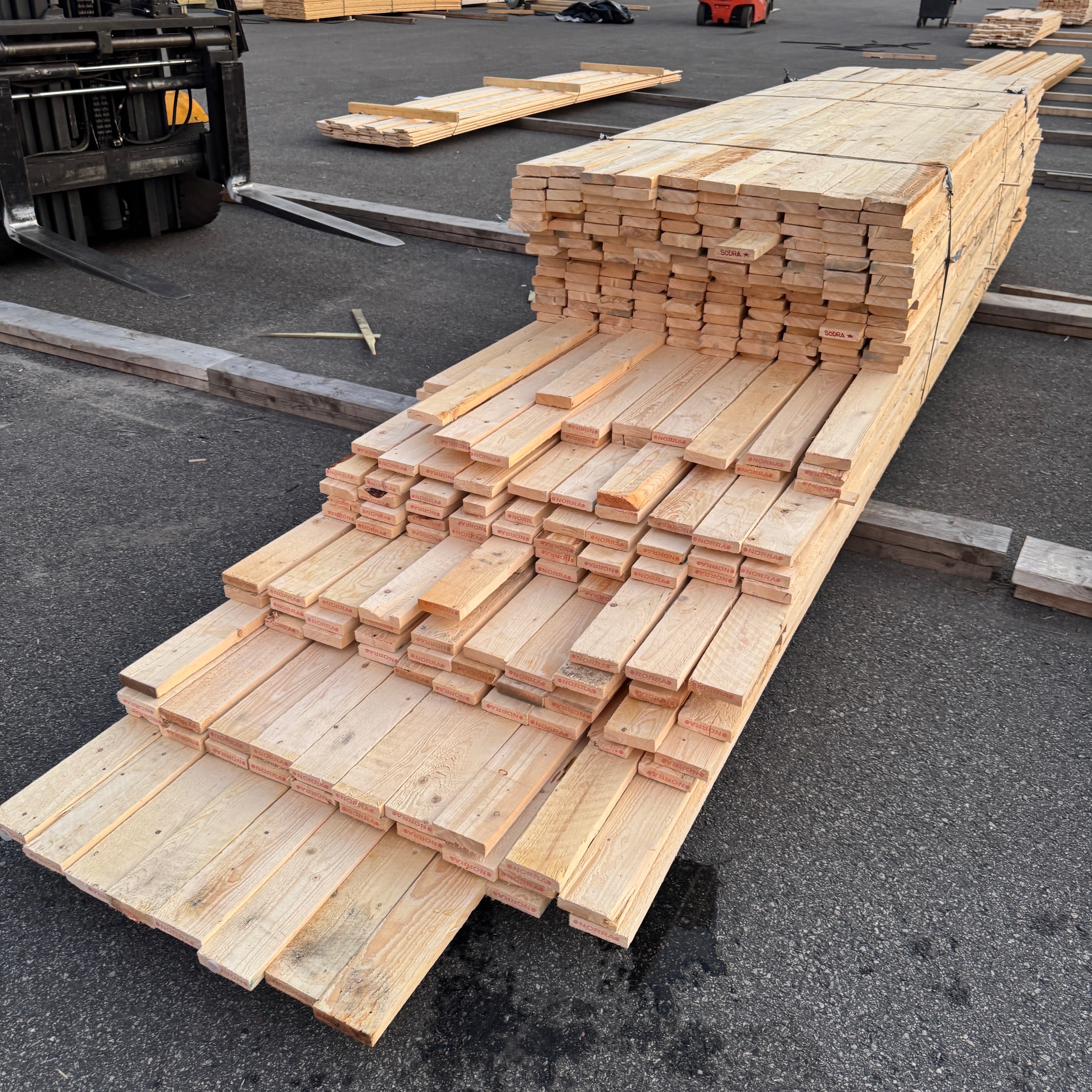 Paket Brädor 25x100mm Råsågad – 294 st (3,6–5,4 m, gran, obehandlad)