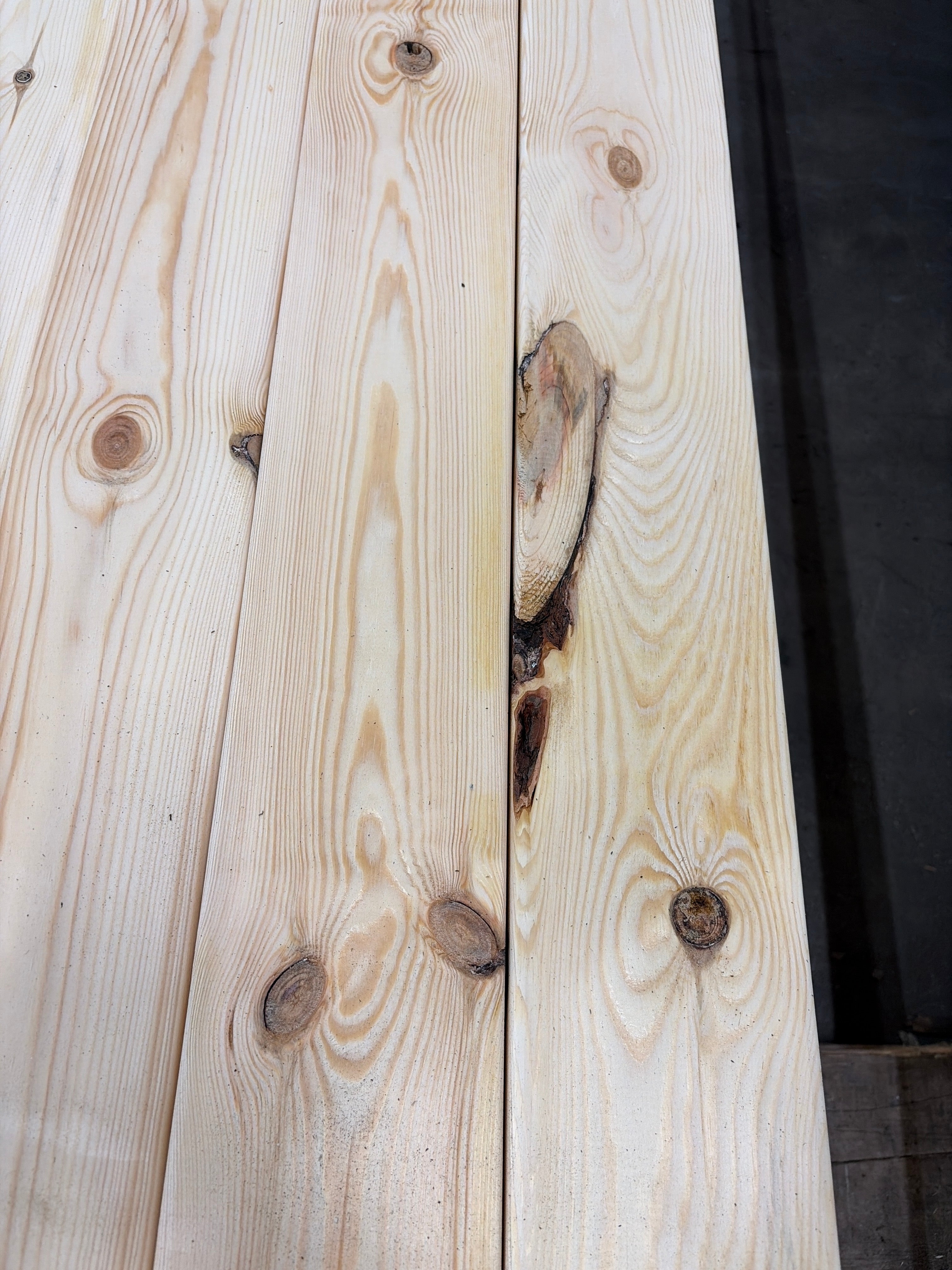 Hyvlad 28x120mm – Obehandlad Furu (Andrasortering)