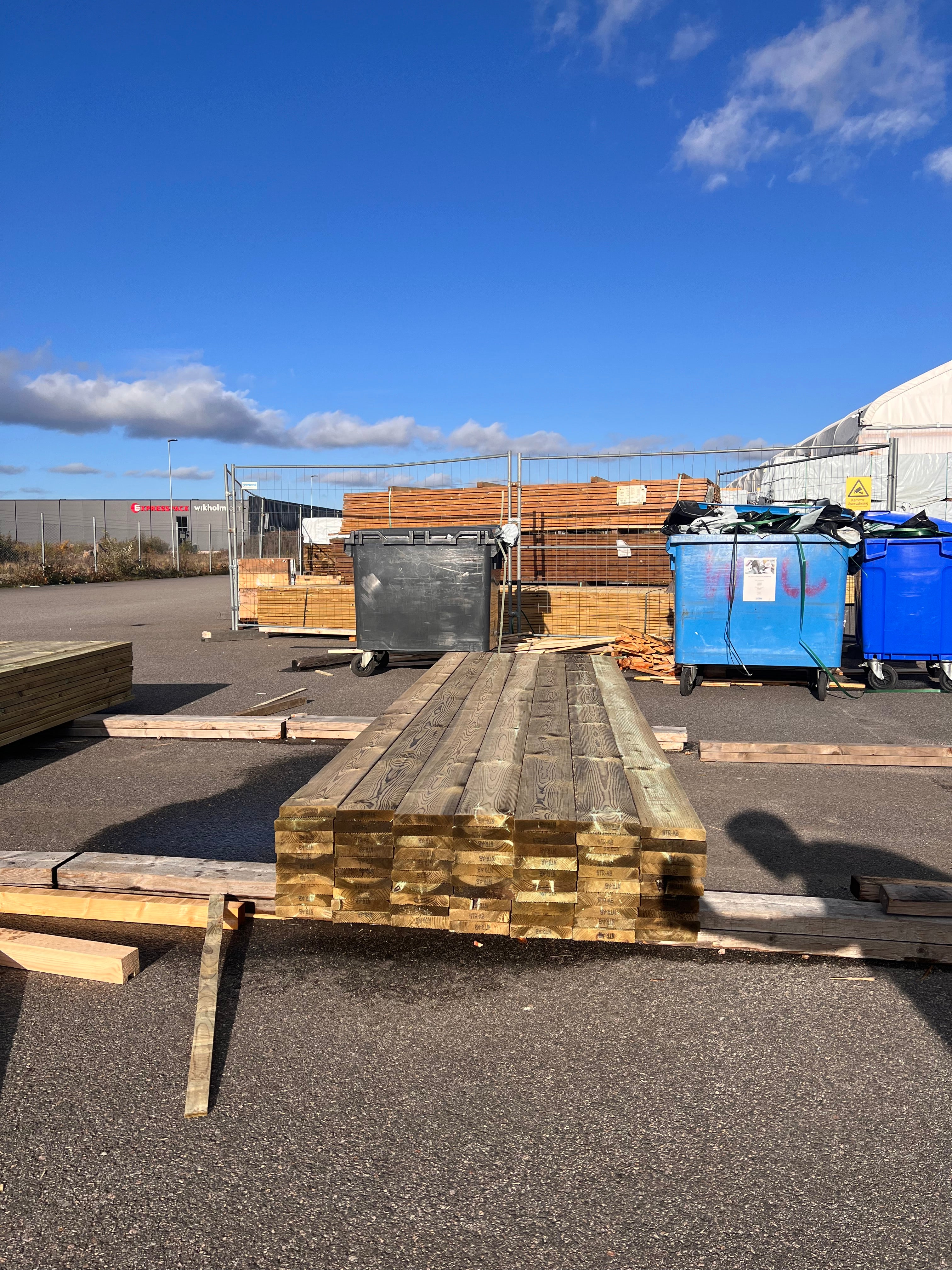 Tryckimpregnerad rillad trall 28x145 – 70 st (B-sortering)