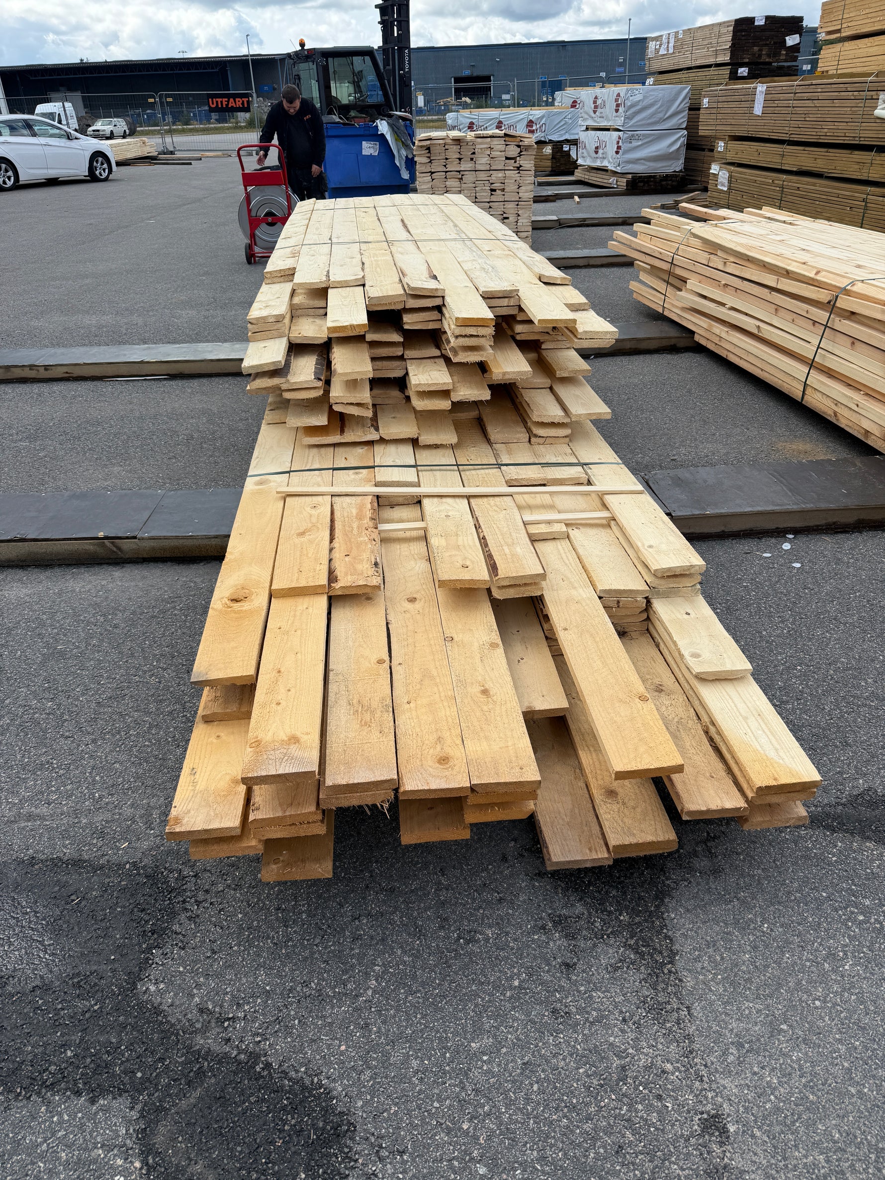 Paket Råsågade Brädor 22×125 mm – 261 st (2,40-5,40m)