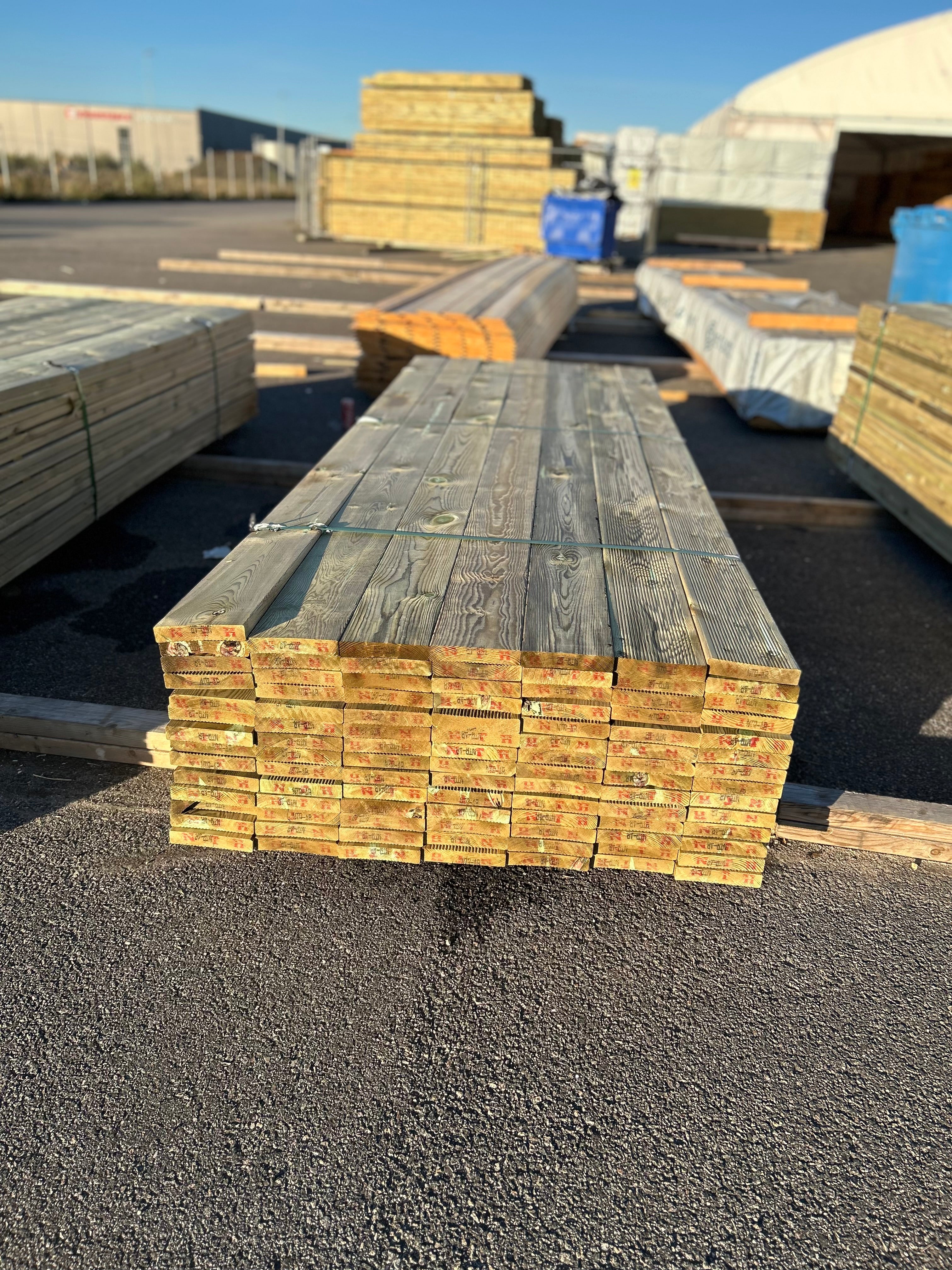 Paket Rillad Trall 28x145mm – 98 st (3,00 m, furu, NTR AB, B-sort)