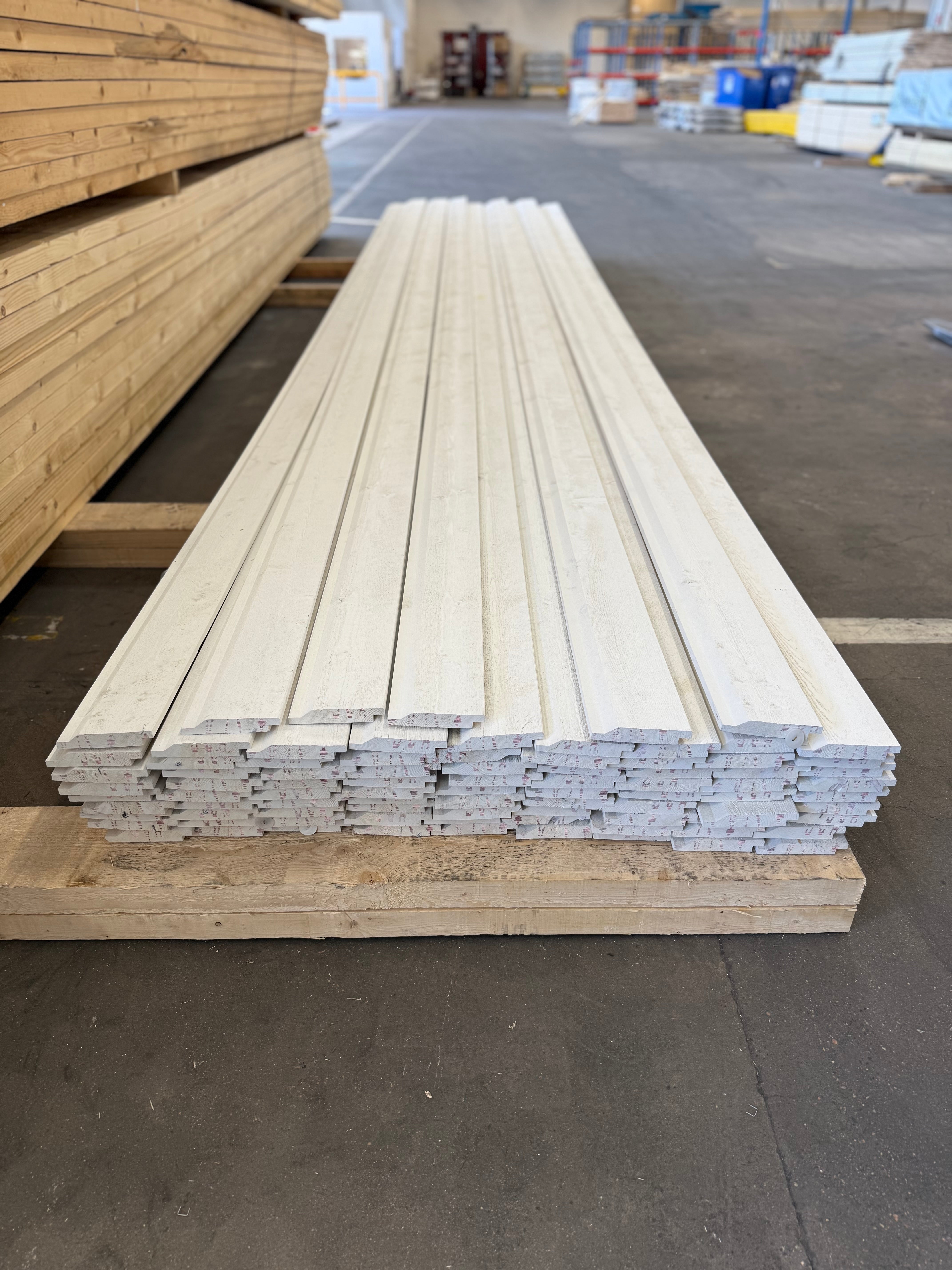 Paket Falsad Enkelfasspont 22x120 mm – 5,40 m – 86 st – Grund + Mellanstruken Vit