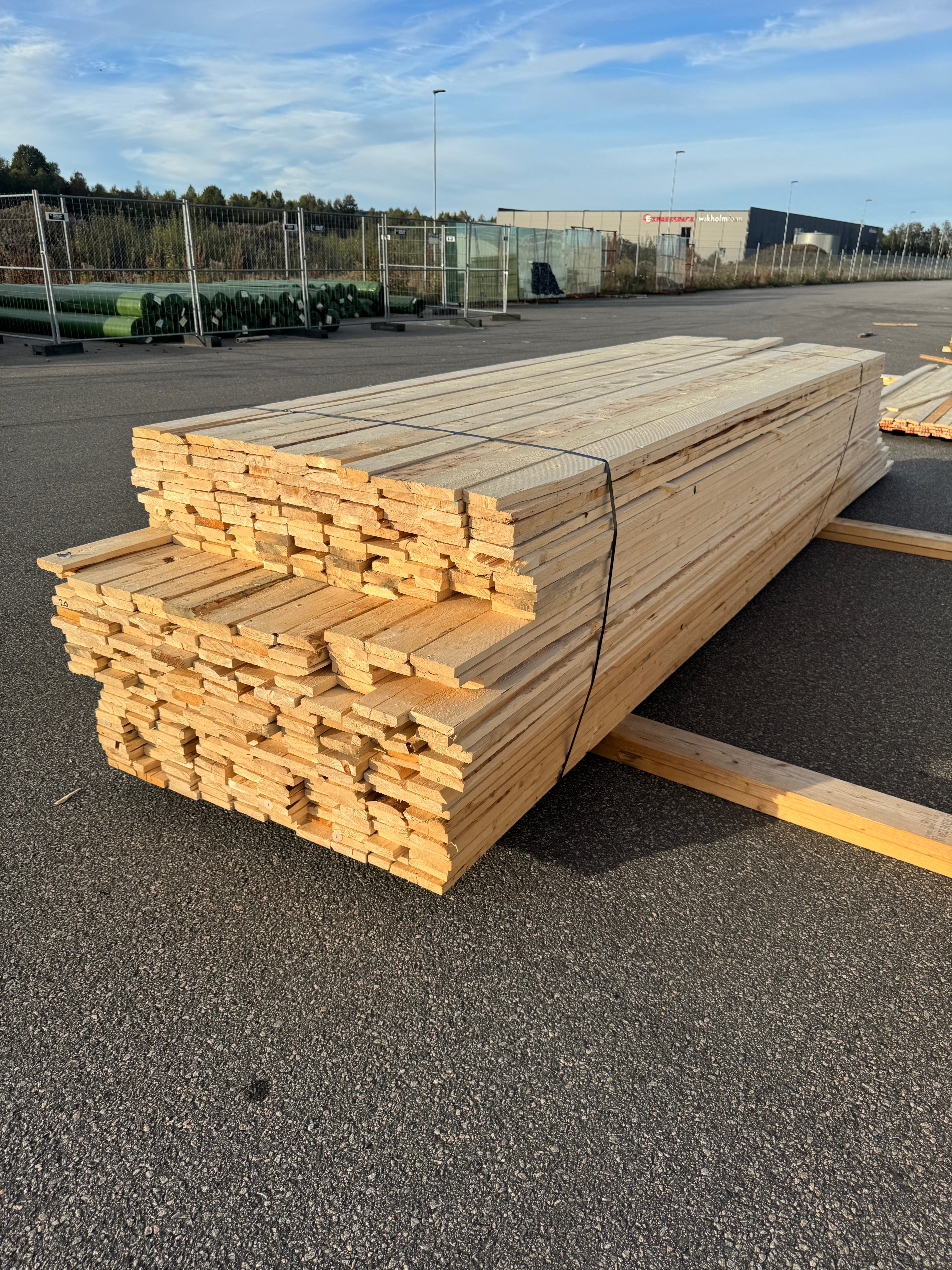 Paket Brädor 22x100mm Råsågad – 365 st (3,6–5,4 m, gran, obehandlad)
