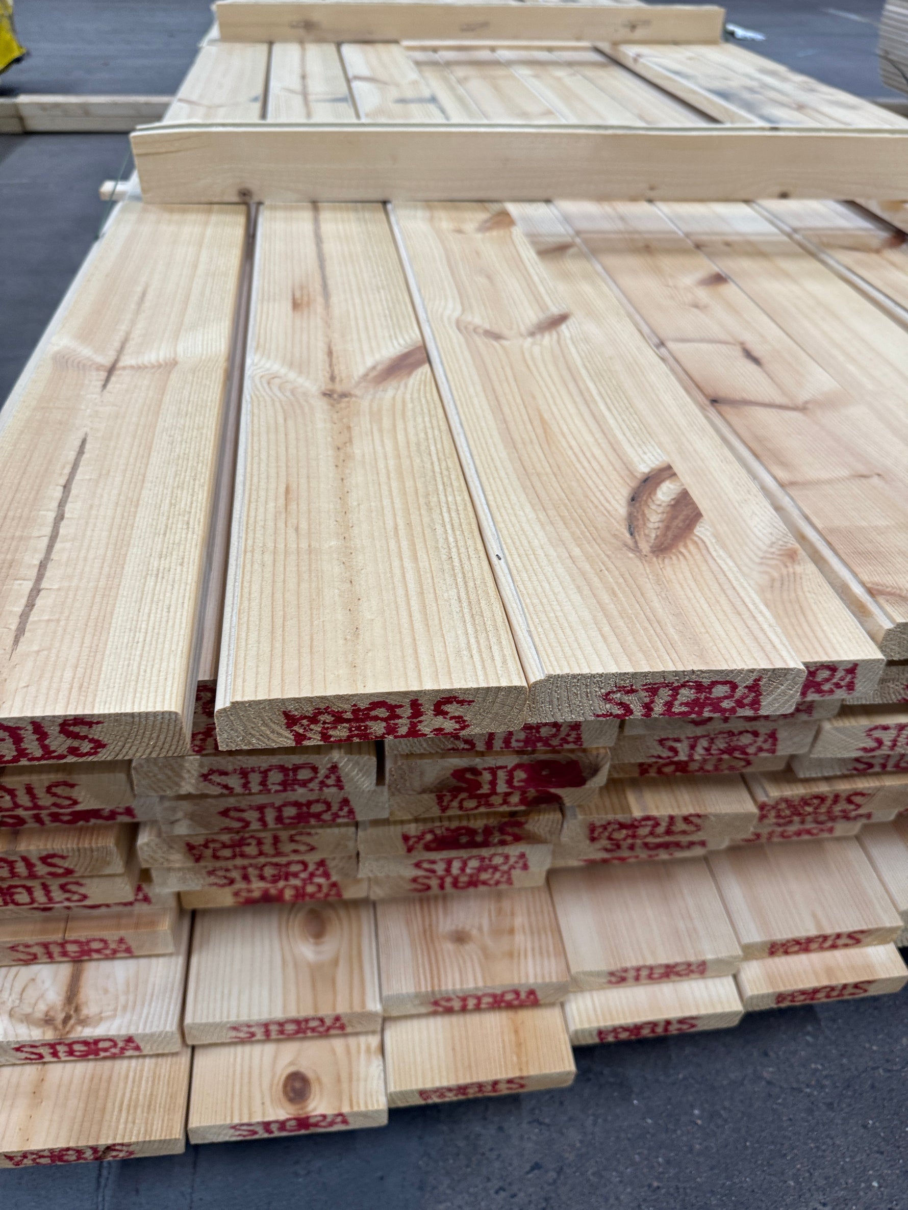 Paket Hyvlade Brädor 28x120mm 3,60m – 95 st Felhyvlade