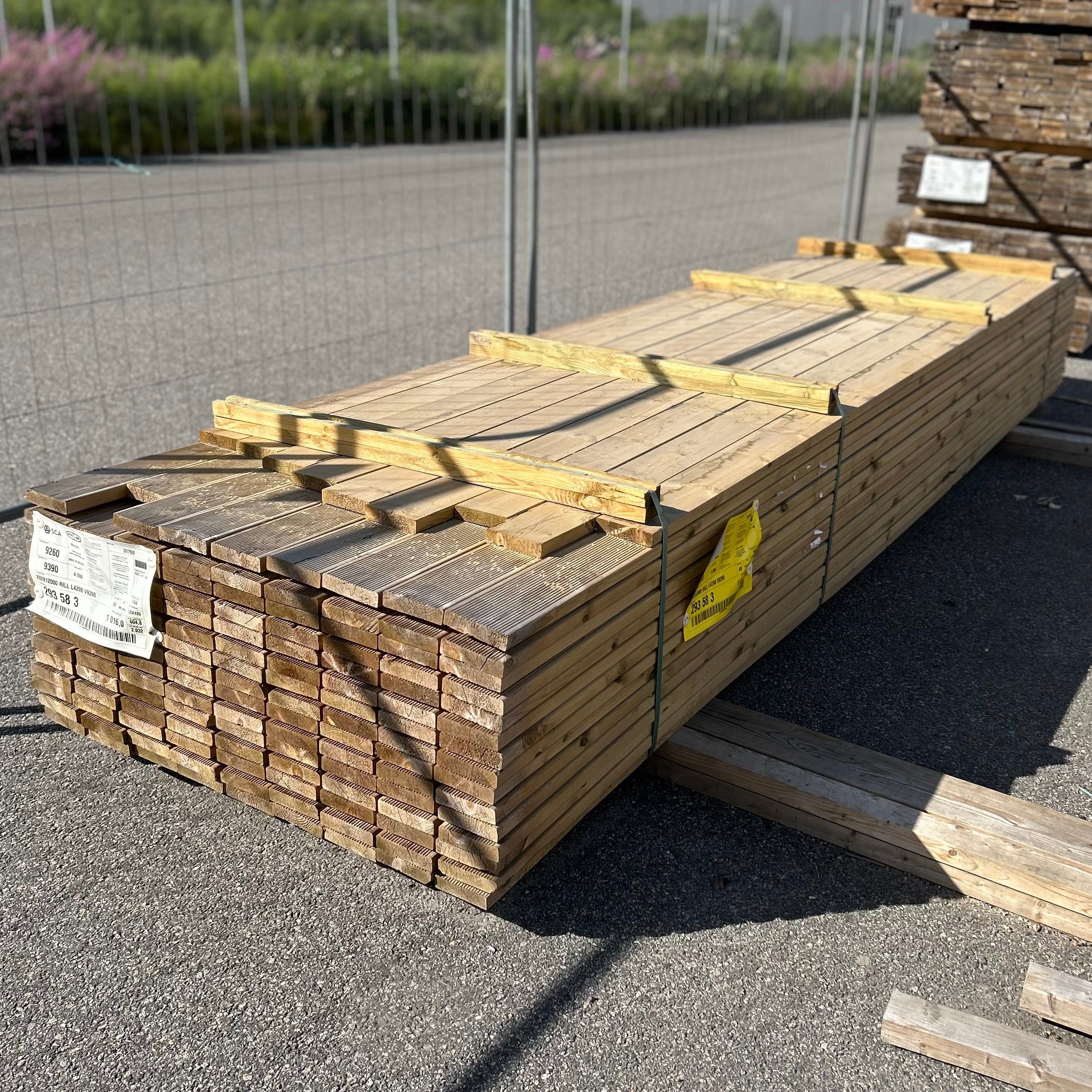 Paket Tryckimpregnerad Rillad Trall 28x120mm 3,90–4,20m 144st Väderbitet