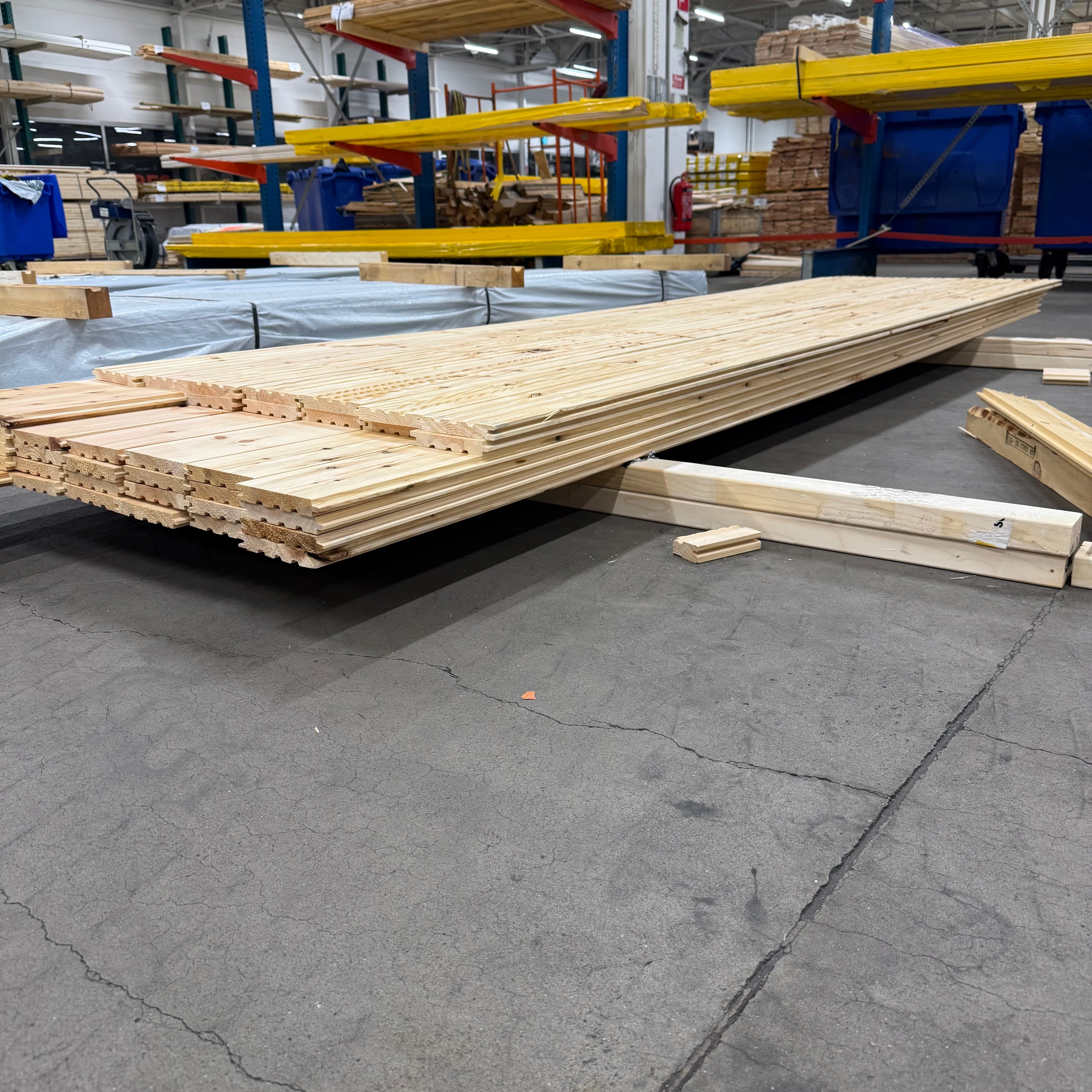 Paket Golvträ 22x148mm Furu med fas – 42 st (3,3–3,9 m, utskott)