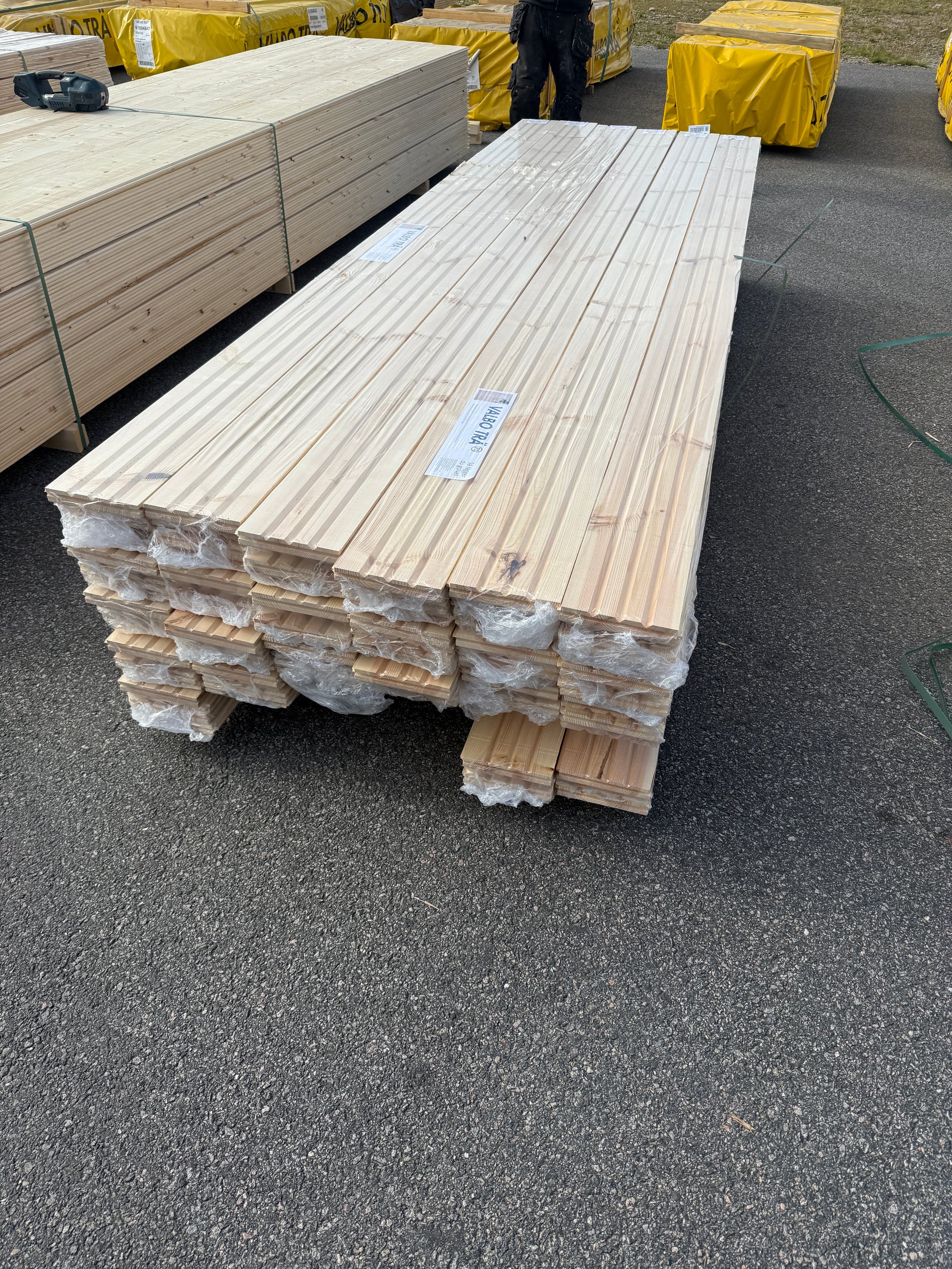 Parti Massivt Furugolv Borstad Ljusgrå Ekonomi 25x160 mm – 61,25 m²