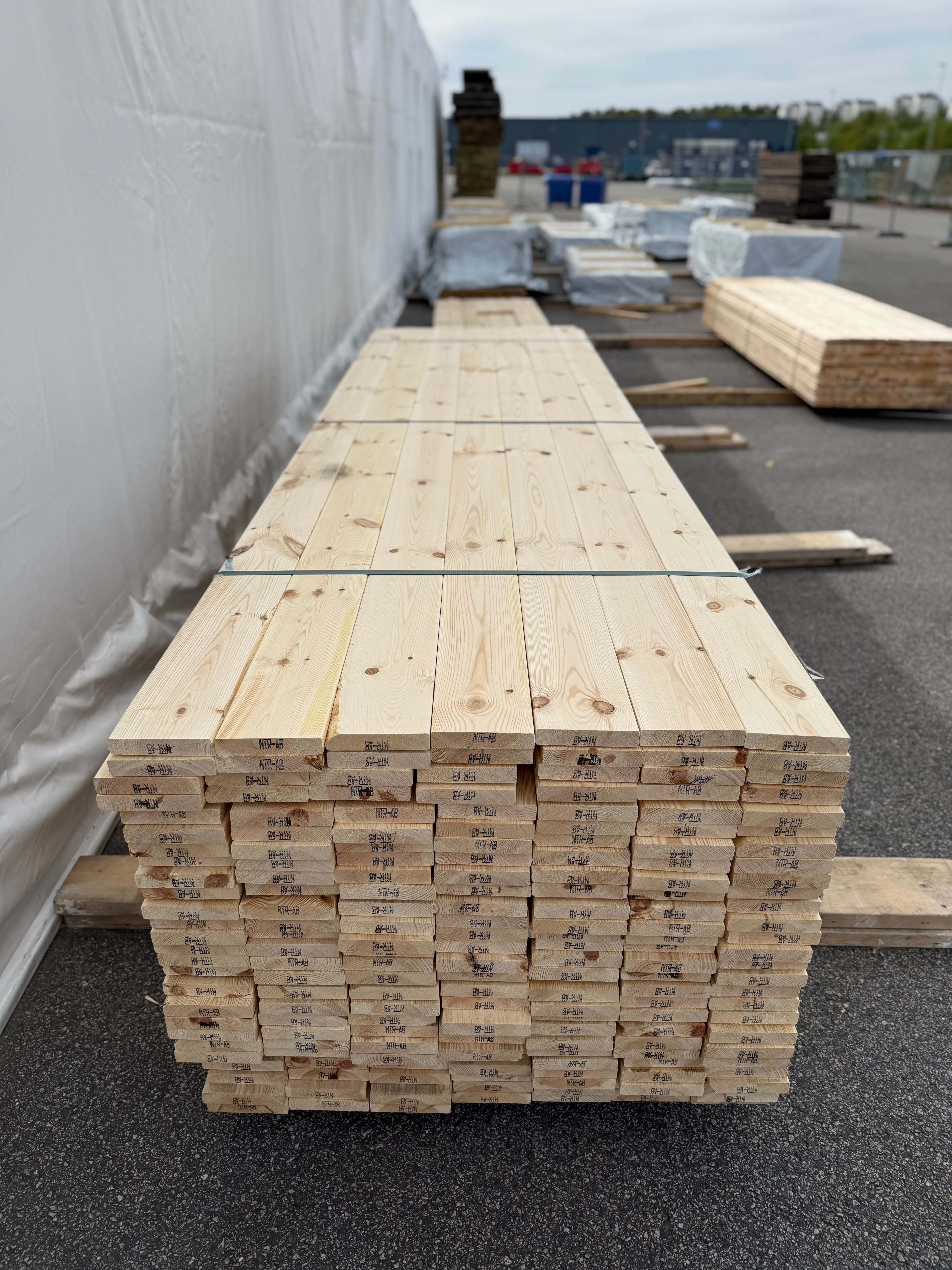 Hyvlad 27x145mm – Obehandlad Furu (Andrasortering)