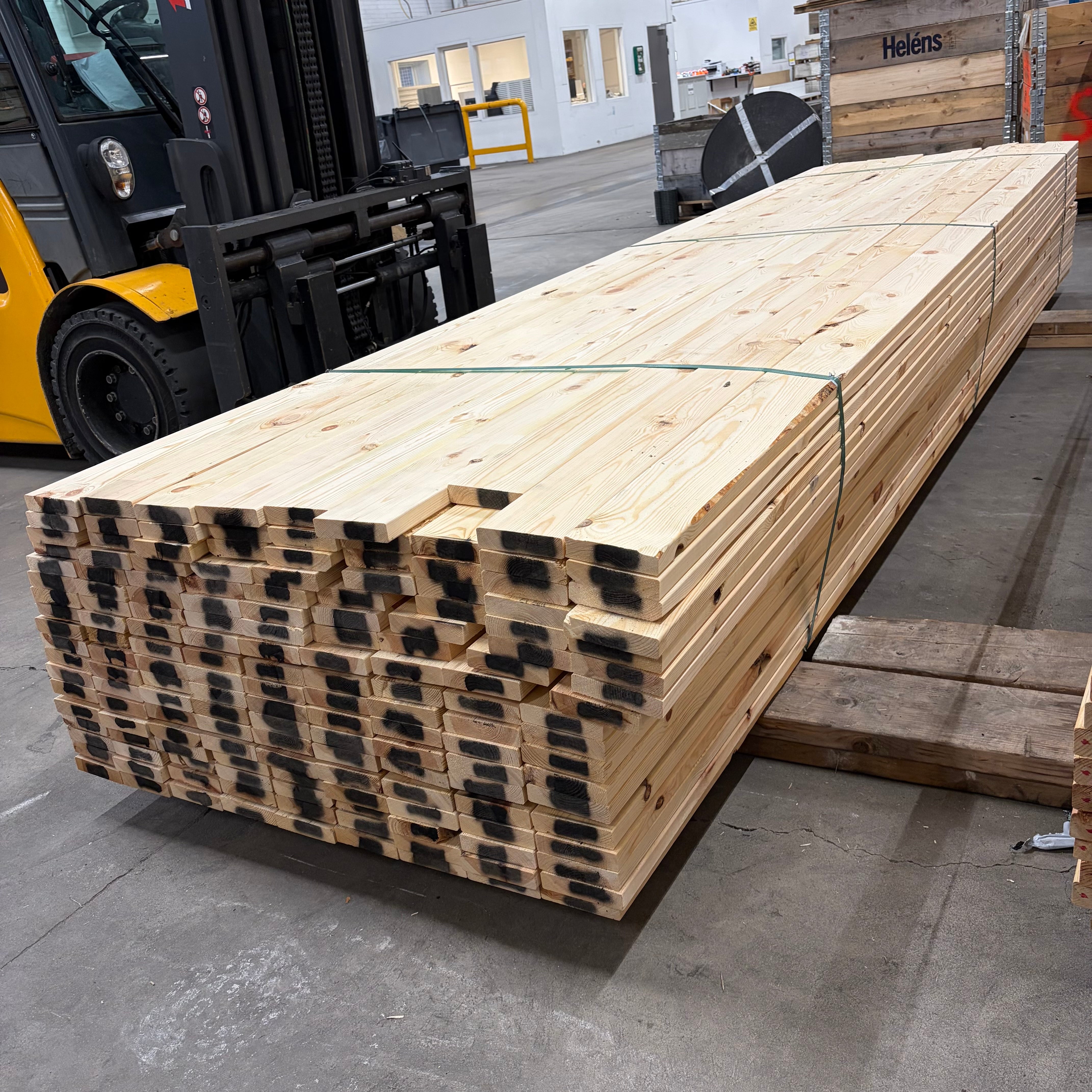 Hyvlad 28x120mm – Obehandlad Furu (Andrasortering)