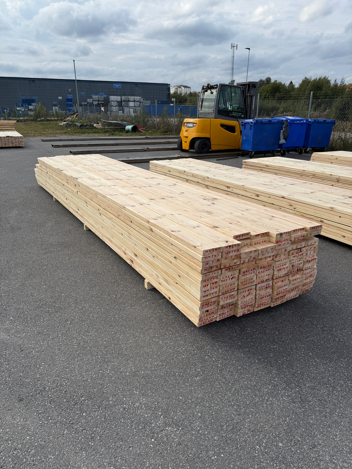 Paket Hyvlade Furu Brädor 36x148mm 4,80–5,40m – 105st (Andra sortering)