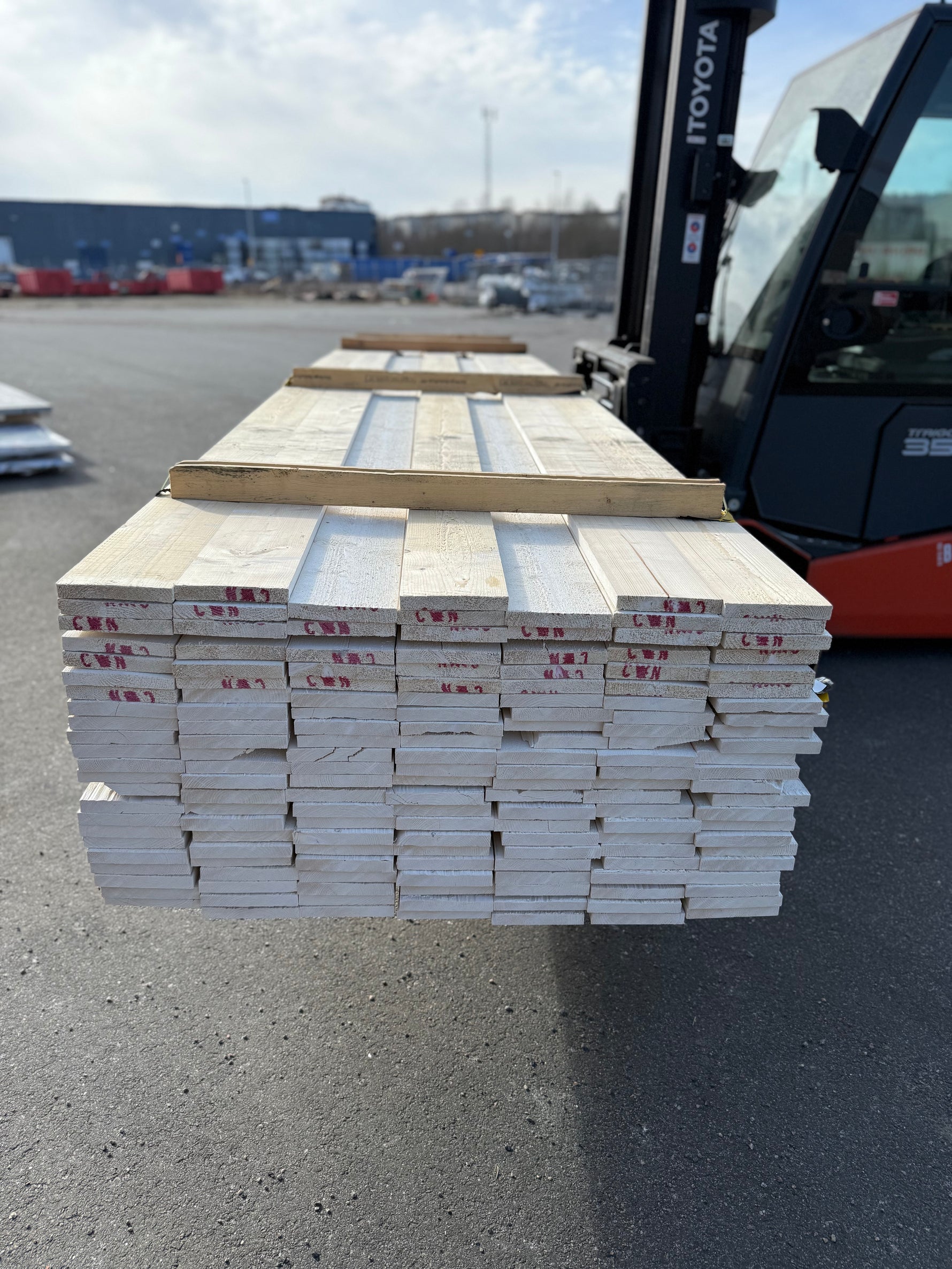 Paket Finsågade Brädor 22x145mm 5.40m 159st Grundmålad - Spirec