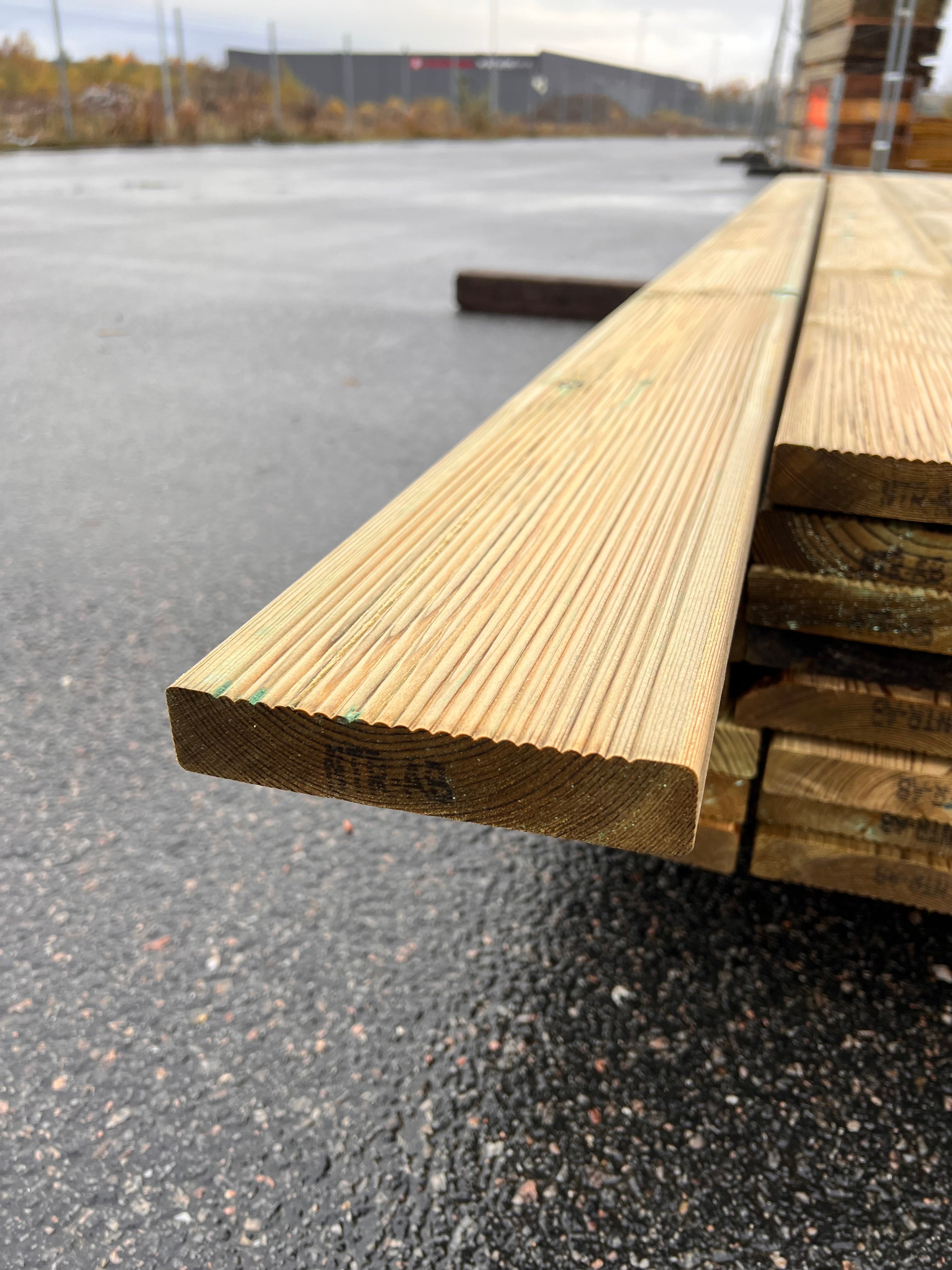 Paket Rillad Trall Tryckimpregnerad 28x145mm – 57 st (3,90 m, Furu, B-sortering)