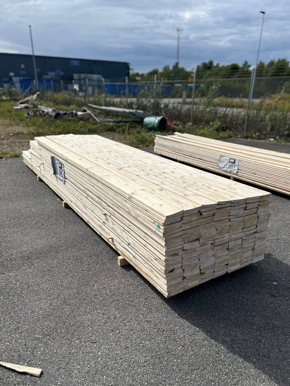 Parti Finsågade Brädor 22x145 mm – 3,60–4,80 m (Andra sortering)