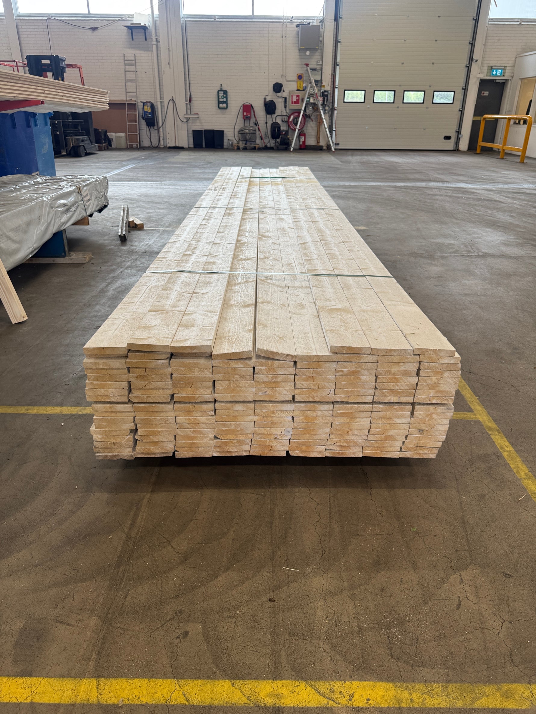 Paket Finsågade Brädor 22x120mm 5.40m Grundmålad 150st