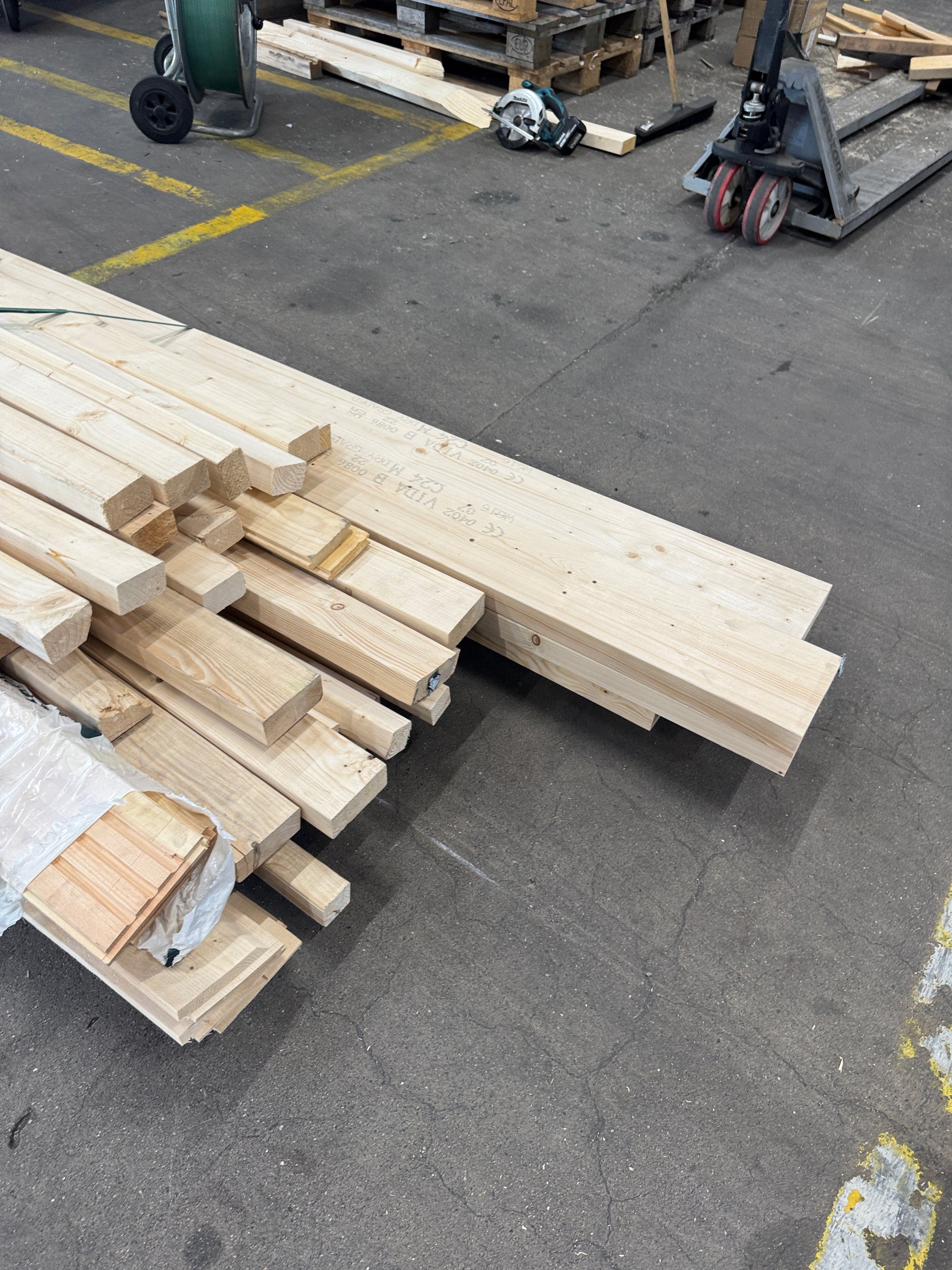Paket Utsorterat Virke – Blandade dimensioner och längder, ca 44 st