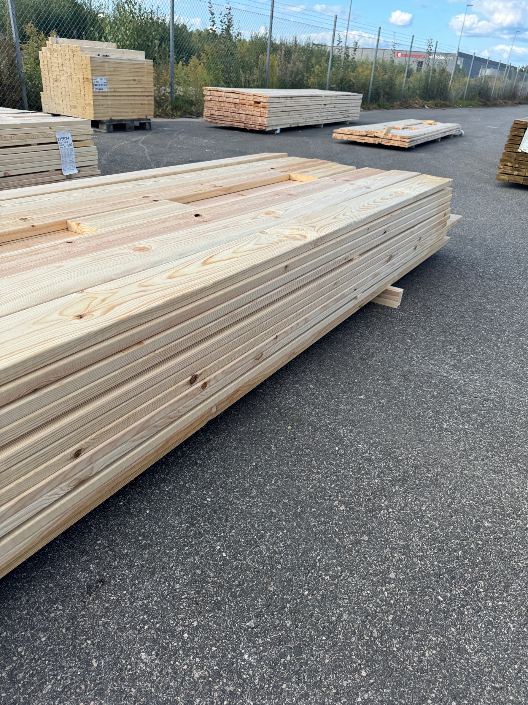 Paket Hyvlad 28x145 – 84st – 3.00–3.30 m – ANDRASORTERING