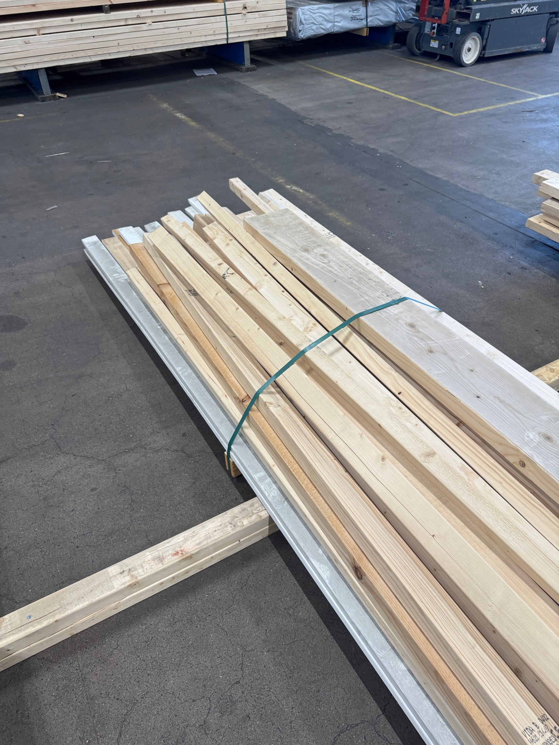 Paket Utsorterat Virke – Blandade dimensioner och längder, 53 st