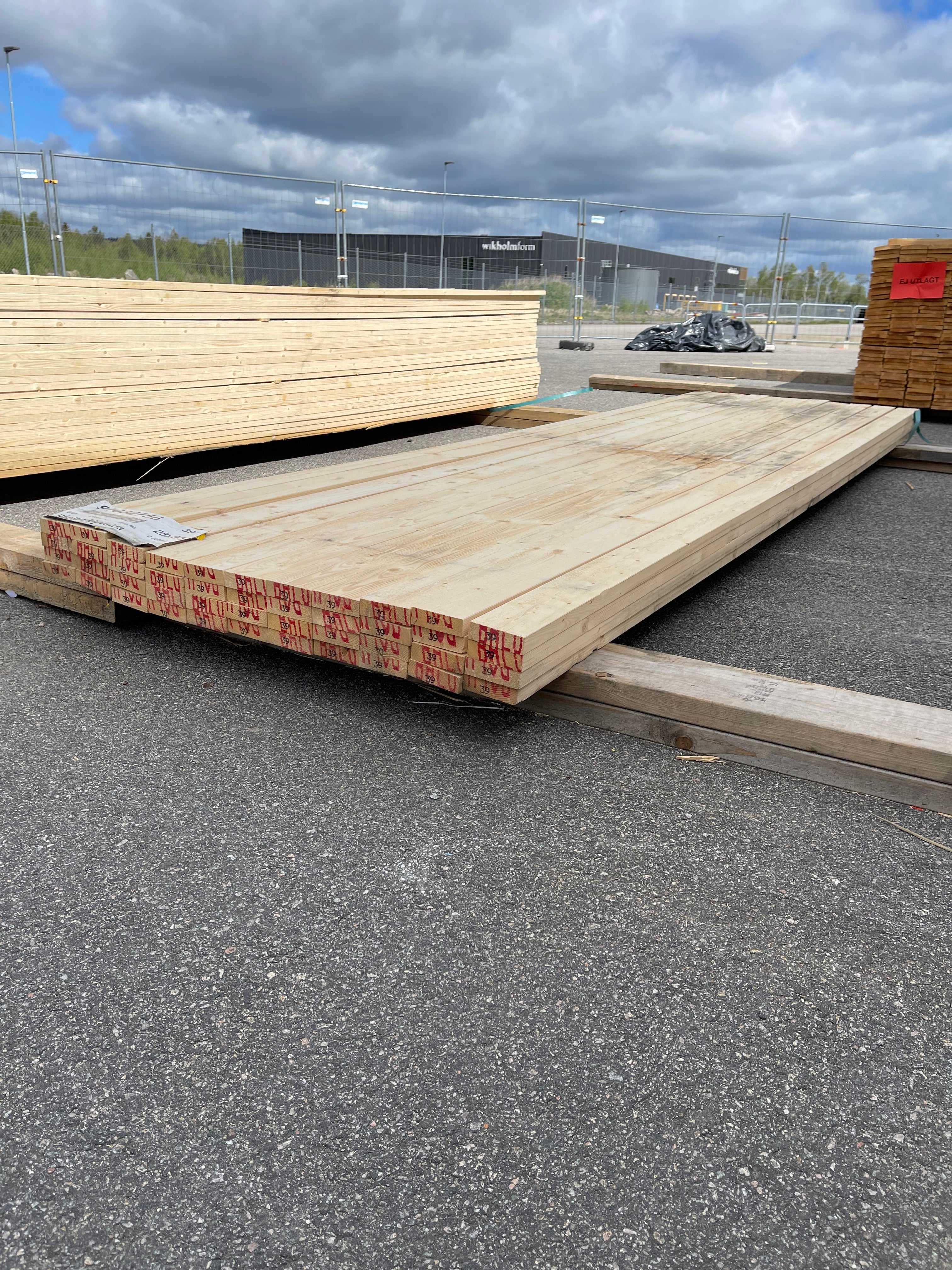 Paket Finsågade Brädor Gran 28x95 mm – 3,90 m – 44 st – Obehandlad MÖGEL