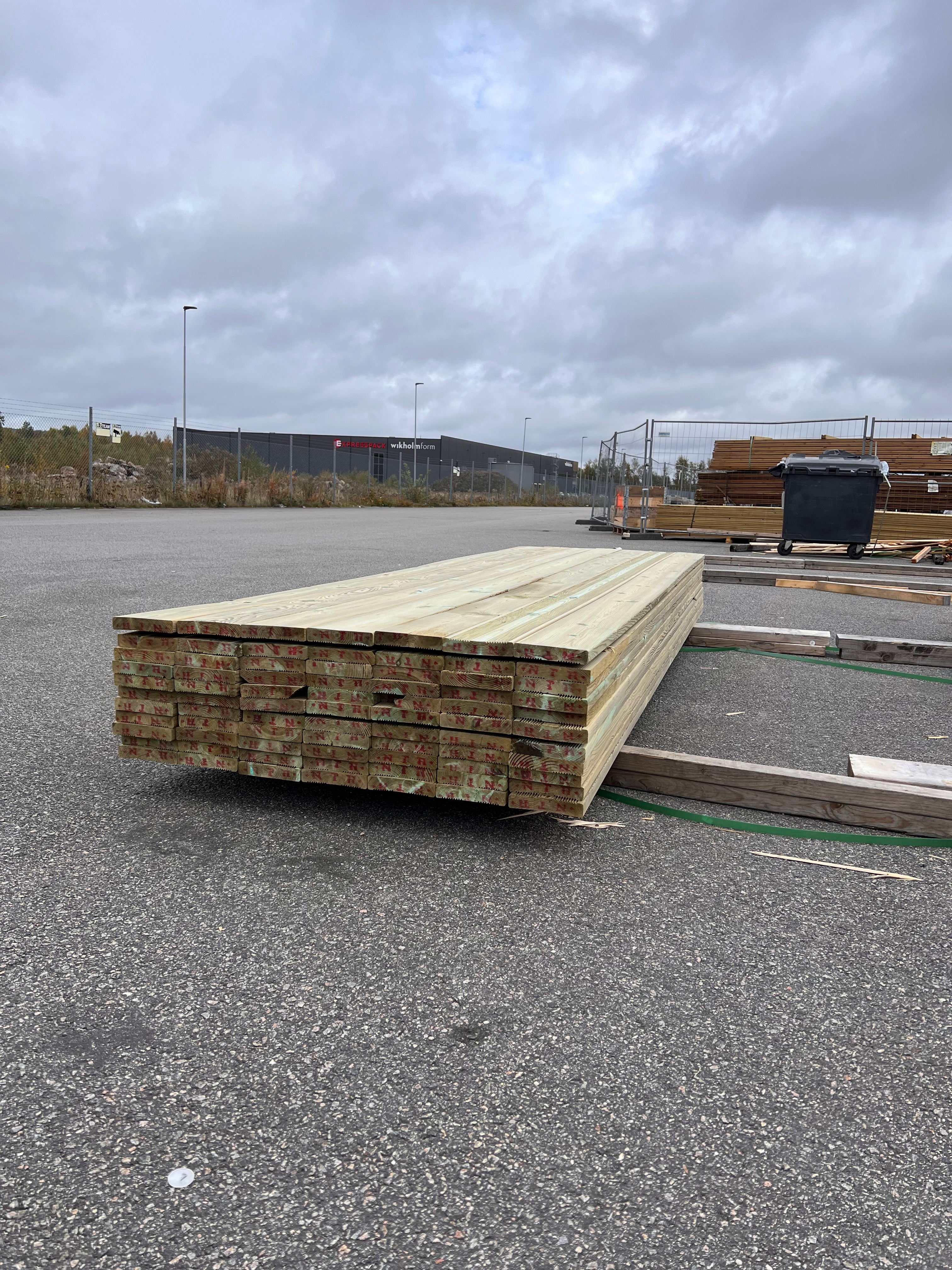 Tryckimpregnerad Rillad Trall 27x145 3,60 m – 77 st (B-sortering)