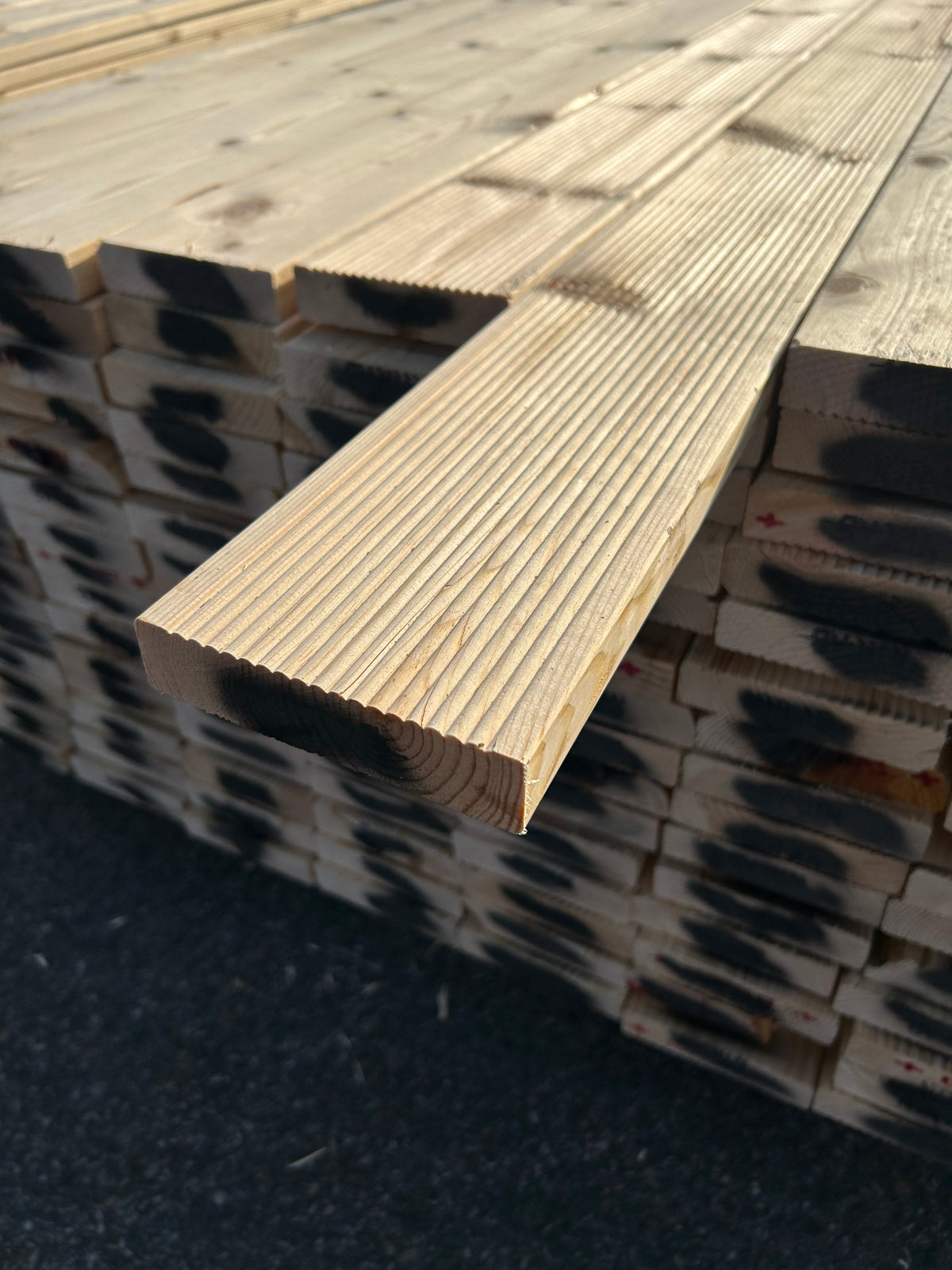 Paket Obehandlad Rillad Furu Trall 28×120 mm (4,50 m) 135 st