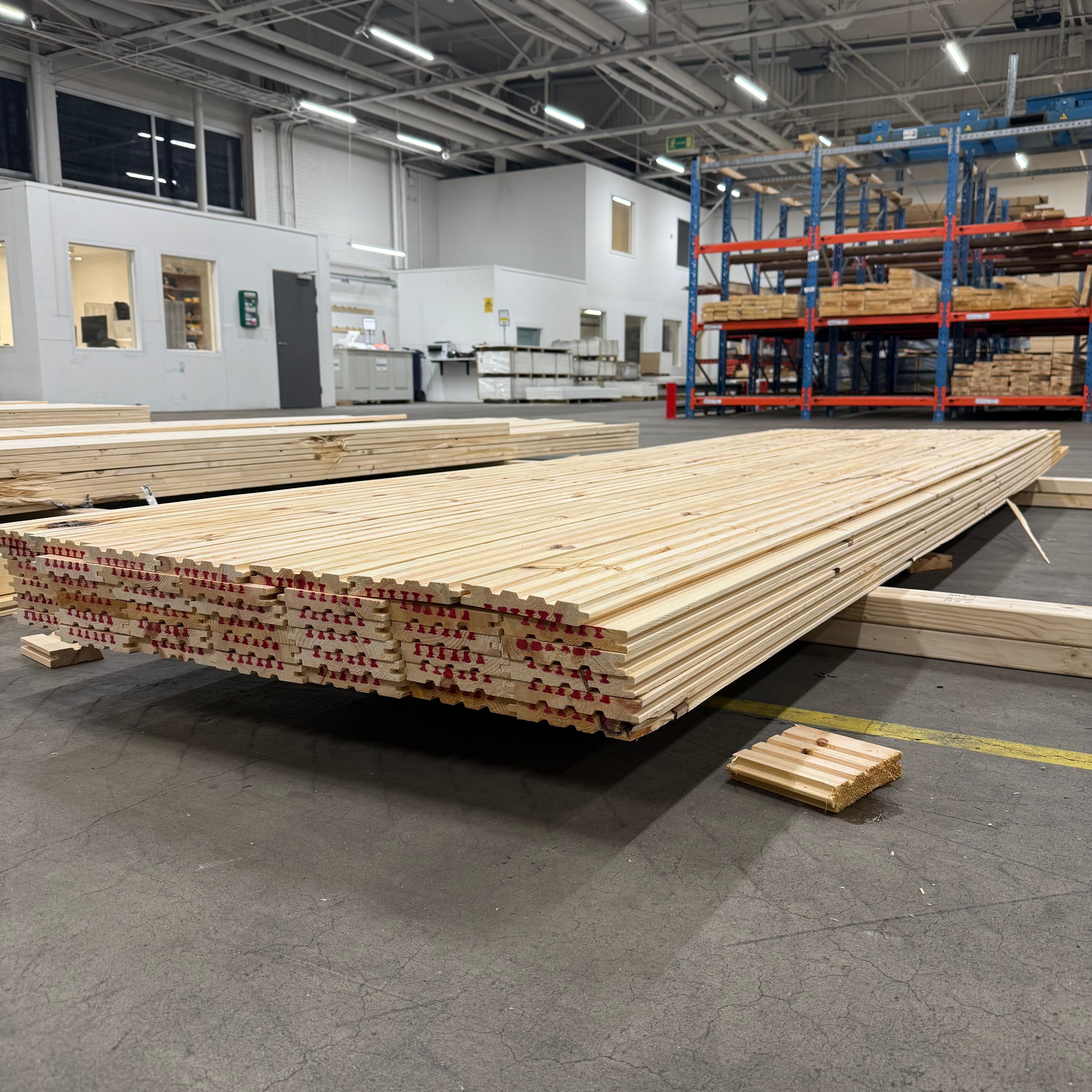 Paket Golvträ 22x148mm Furu med fas – 42 st (3,3–3,9 m, utskott)